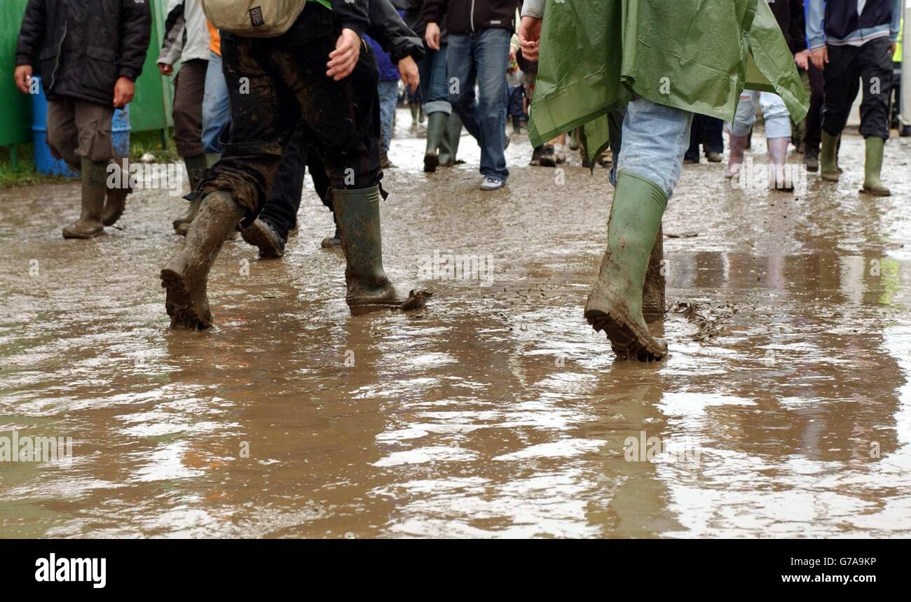 I festaioli sfidano il tempo e il fango il primo giorno del Carling Weekend: Reading Festival, a Reading. Il festival annuale della durata di tre giorni, che si svolge contemporaneamente a Reading e Leeds, propone spettacoli da The Darkness, White Stripes, Franz Ferdinand e Green Day. Foto Stock