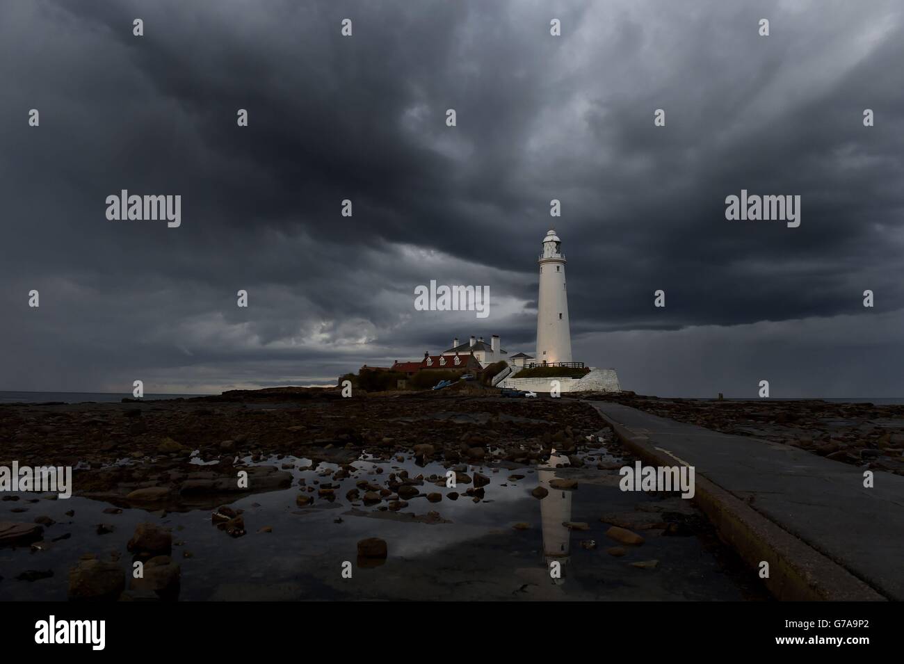 In precedenza inedita immagine datata 22/08/14 di nubi tempesta che si riuniscono sul faro di St. Mary a Whitley Bay come le persone con piani per il loro fine settimana di tre giorni dovranno sfruttare al massimo il sole oggi prima che la pioggia si muove in domani sera portando ciò che è impostato per essere spiacevole tempo su Bank Lunedì festivi. Foto Stock