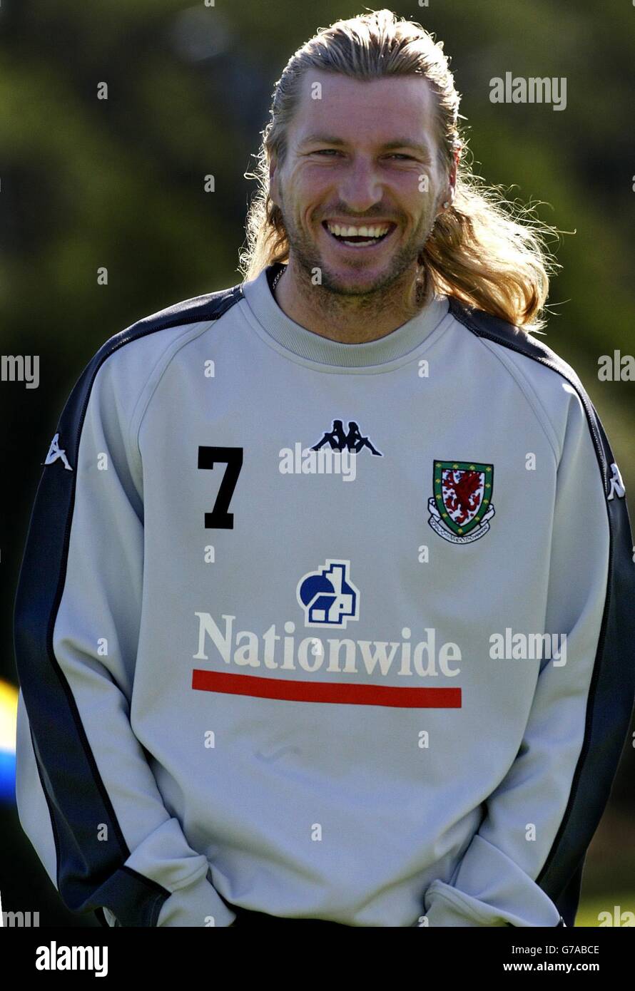Robbie Savage si diverte durante l'allenamento con la squadra di calcio gallese presso i campi di gioco dell'Università di Glamorgan, Cardiff, prima della prima partita di qualificazione della Coppa del mondo contro l'Azerbaigian a Baku, sabato. Foto Stock Robbie Savage si diverte durante l'allenamento con la squadra di calcio gallese presso i campi di gioco dell'Università di Glamorgan, Cardiff, prima della prima partita di qualificazione della Coppa del mondo contro l'Azerbaigian a Baku, sabato. Foto Stock