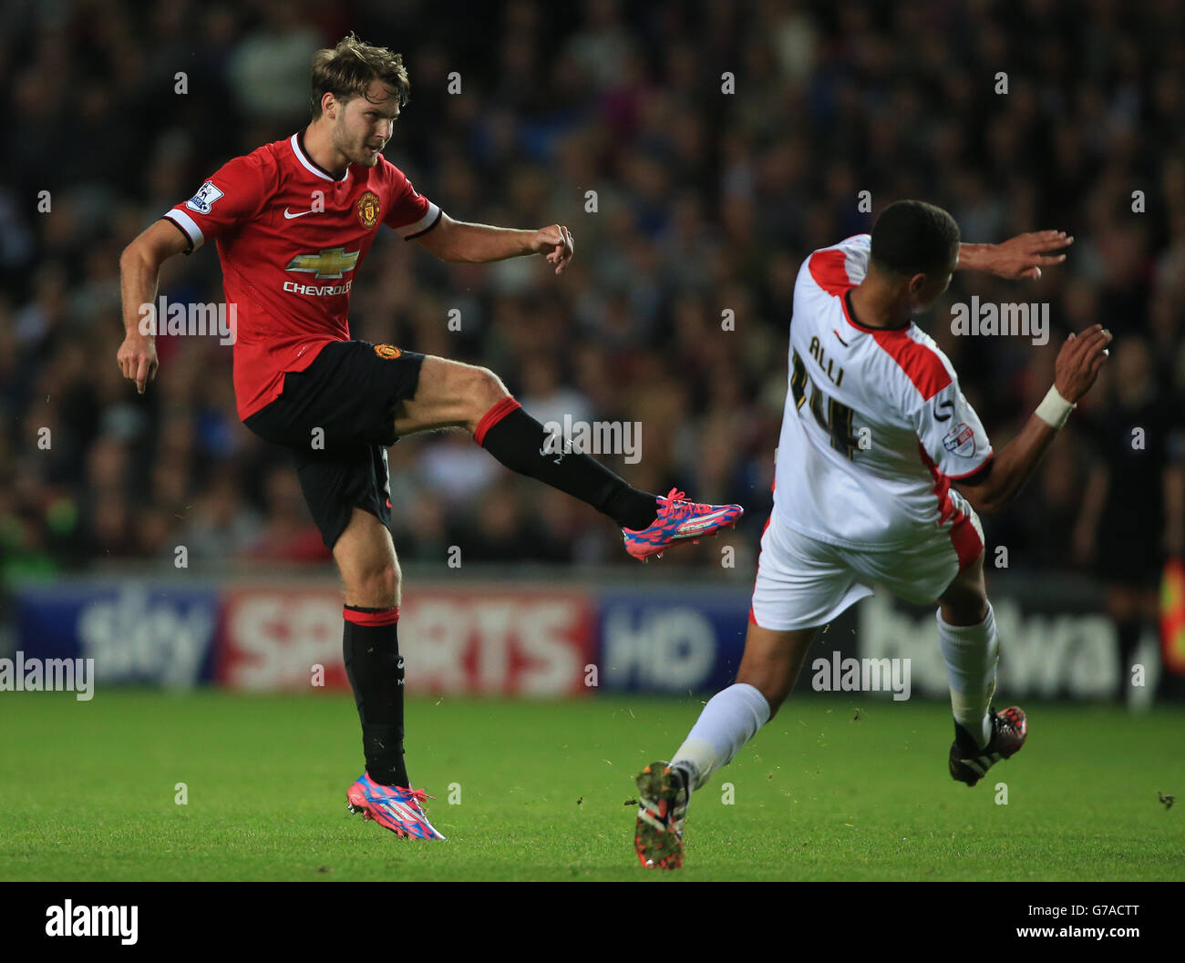 Nick Powell, il Manchester United, spara oltre Milton Keynes Dons DELE Alli (destra) Foto Stock