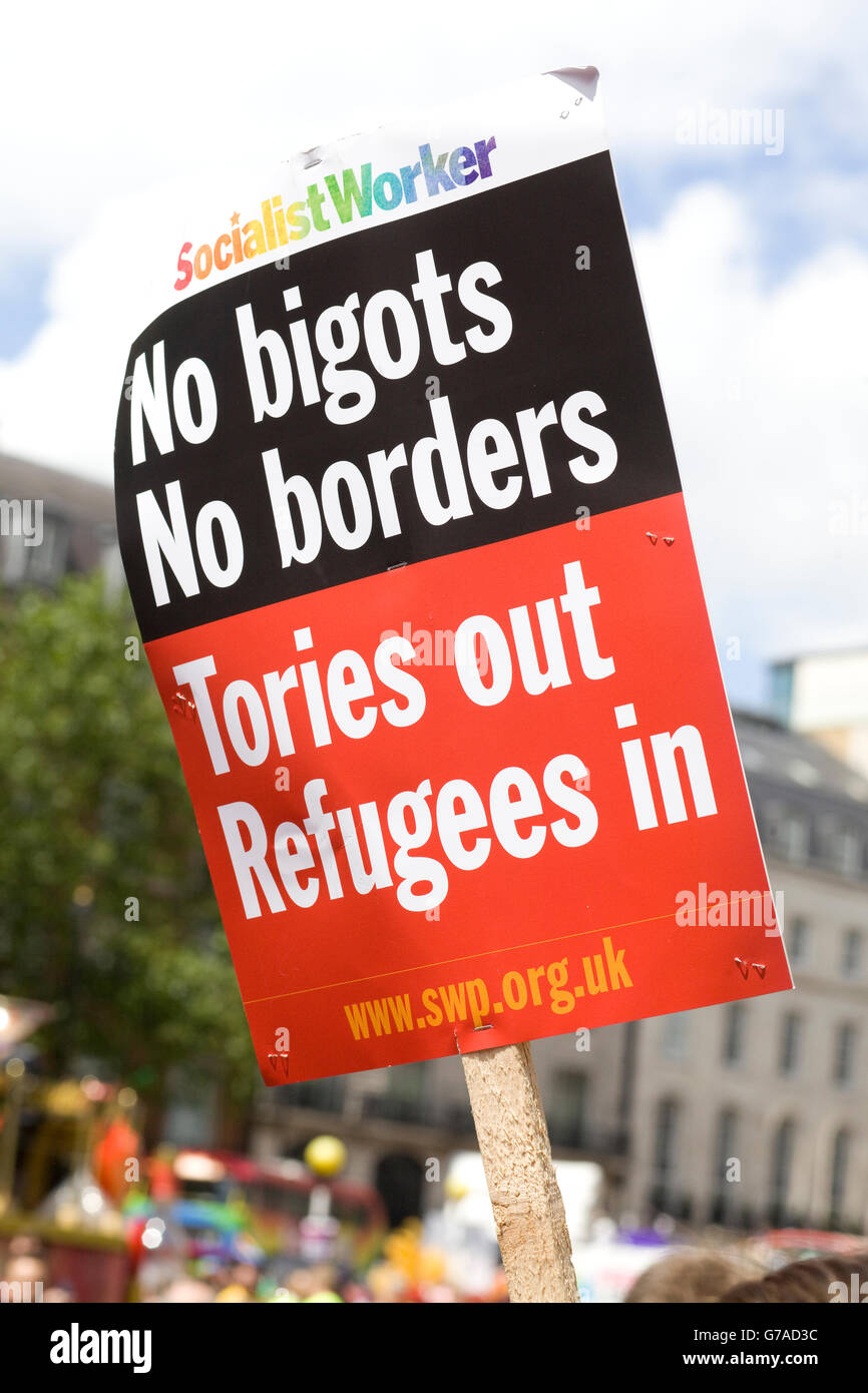 'No bigotti' 'no frontiere' 'Tories out' 'rifugiati nell' intestazione di protesta Foto Stock