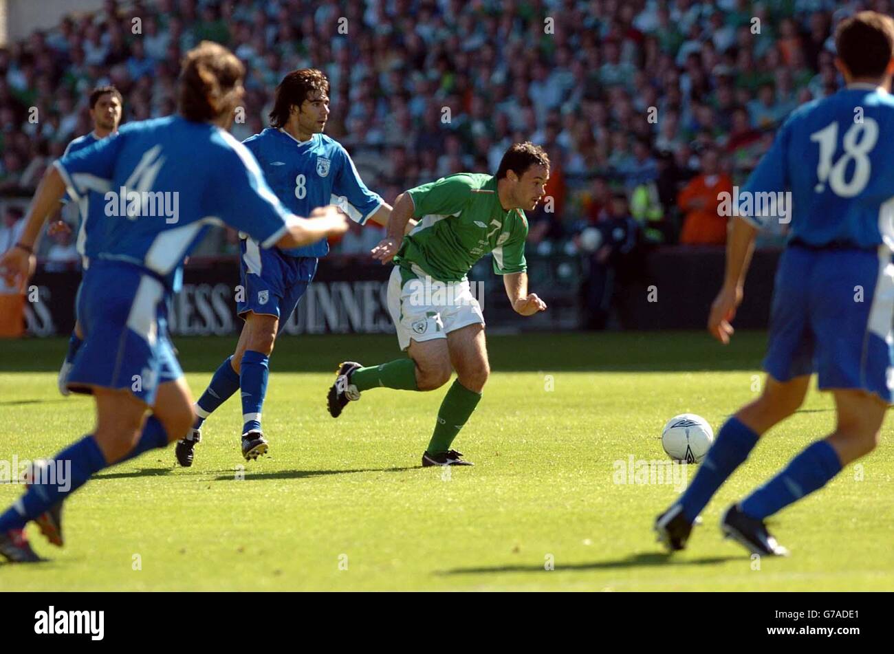 Andy Reid di Irelands si intreccia con la difesa cipriota durante la gara di Coppa del mondo European Qualificing Group Four, a Lansdowne Road, Dublino, sabato 4 settembre 2004. Foto Stock