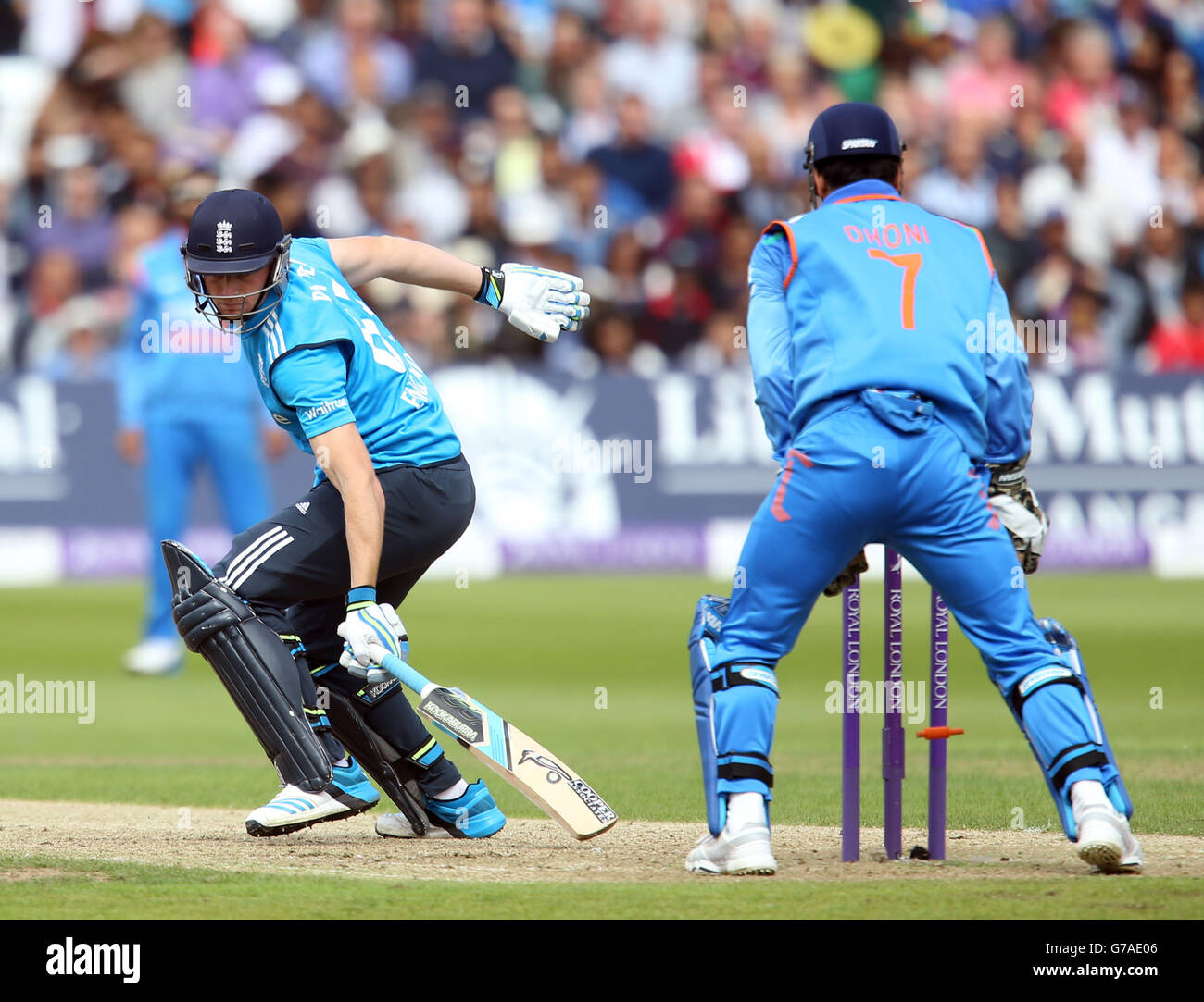 L'inglese Jos Buttler è inseguito da Ravichandan Ashwin dell'India durante la Royal London One Day International a Trent Bridge, Nottingham. Foto Stock