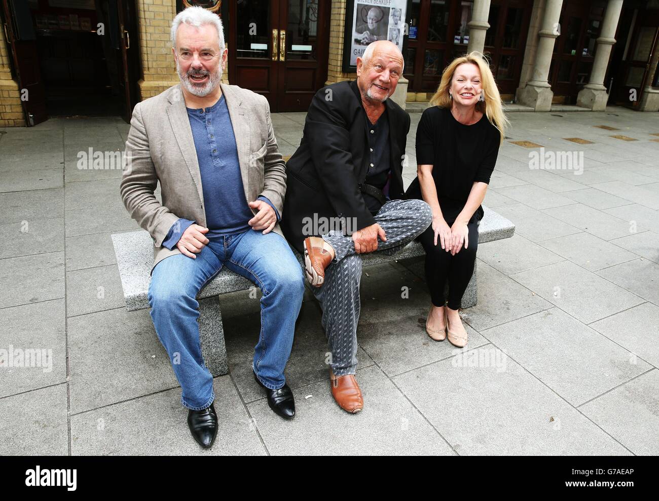 Attore, regista e drammaturgo Steven Berkoff (al centro) con gli attori Jay Benedict (a sinistra) e Andree Bernard, al Gaiety Theatre di Dublino, mentre porta l'attore Lament al Gaiety Theatre per una settimana solo a partire da questa sera. Foto Stock