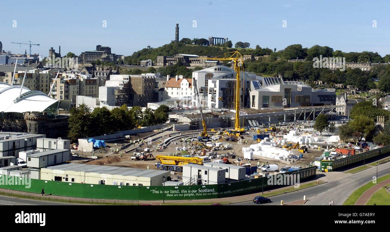 Nella foto sono ancora presenti operai che lavorano al nuovo Parlamento scozzese il primo giorno in cui il Parlamento di Holyrood è stato utilizzato da MSP. L'edificio Holyrood da 431 milioni - completato tre anni dopo il programma e costato circa dieci volte più di quanto originariamente stimato, ma ha ricevuto un cauto pollice dal pubblico. All'inizio del business circa 200 persone si erano affollate nelle gallerie pubbliche per vedere il fulcro architettonico, la sala di discussione, in uso. Foto Stock