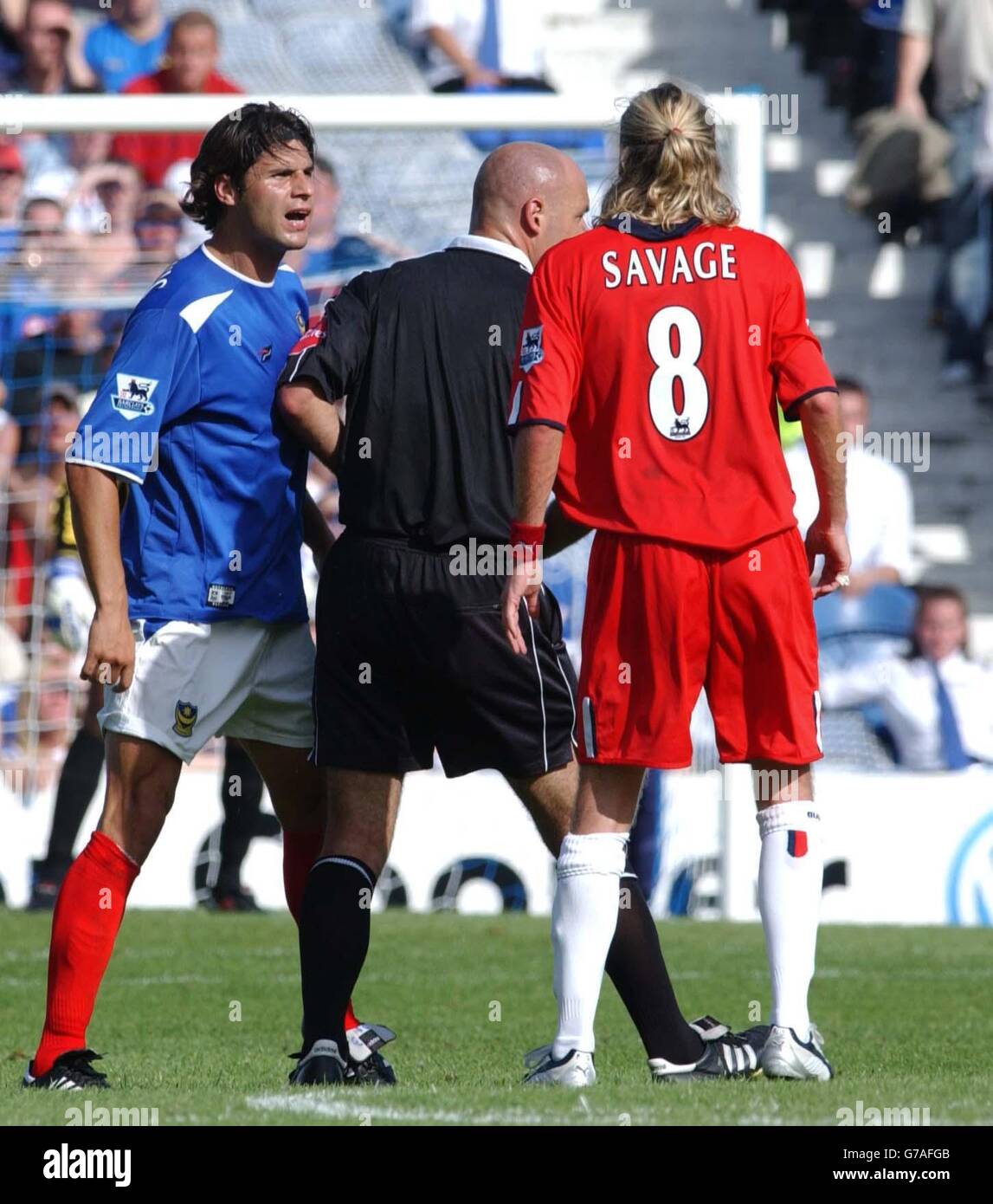 Dejan Sefanovic di Portsmouth e Robbie Savage di Birmingham City sono tenuti separati dall'arbitro durante la loro partita di Barclays Premiership a Fratton Park, Portsmouth, sabato 14 agosto 2004. Foto Stock