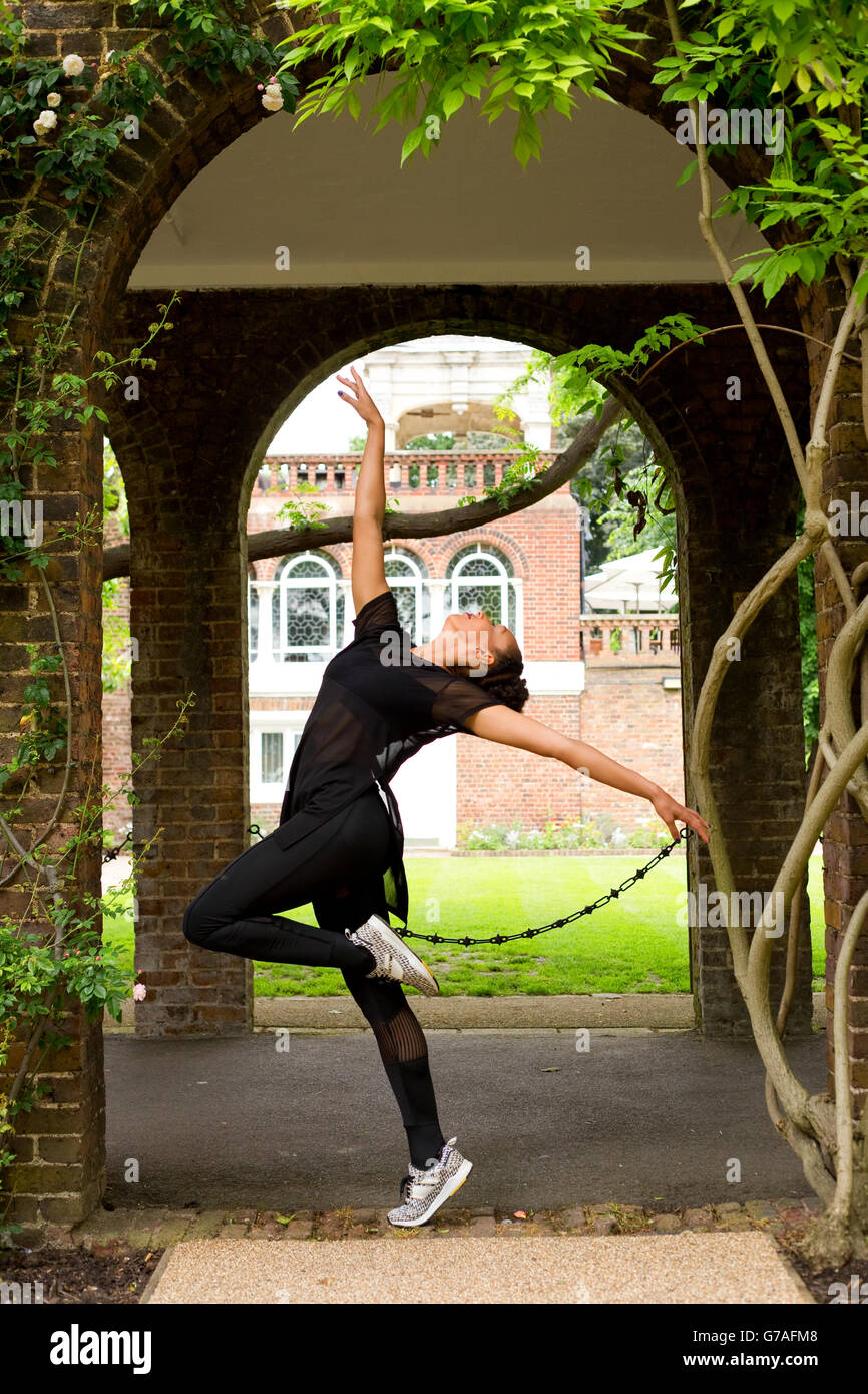 Una ballerina di jazz di eseguire sotto un arco Foto Stock
