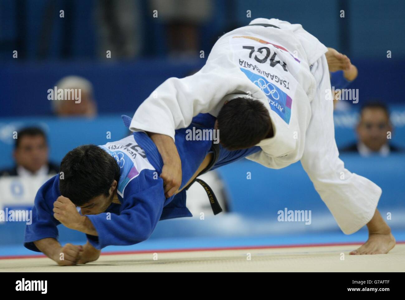 Finale medaglia d'oro Khashbaatar Tsagaanbaatar (bianco) della Mongolia sulla sua strada per la vittoria su Kenji Uematsu di Spagna nella semifinale della classe extra light -60 dell'uomo. Foto Stock