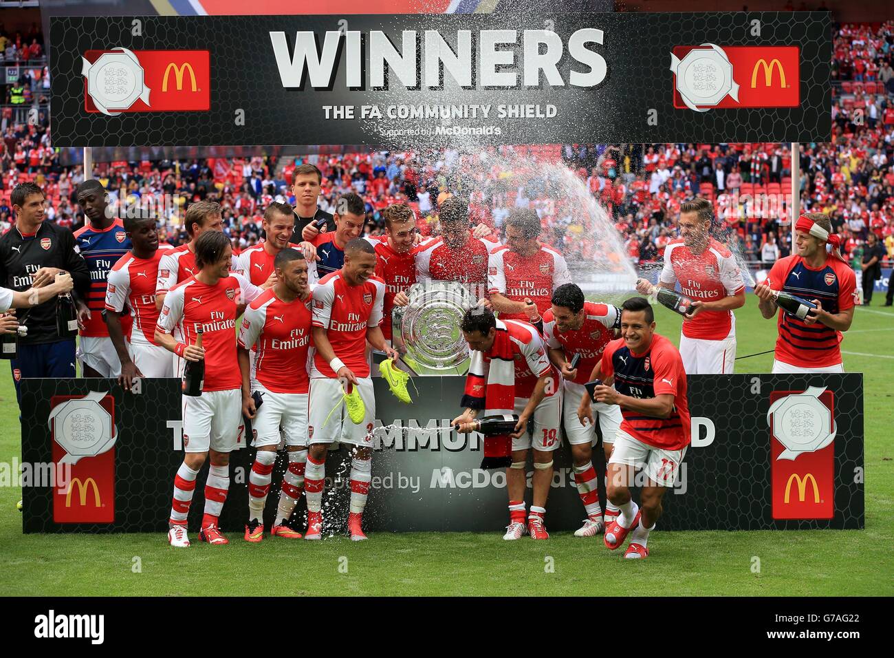 I giocatori dell'Arsenal festeggiano con il trofeo dopo aver vinto la partita Community Shield al Wembley Stadium di Londra. Foto Stock