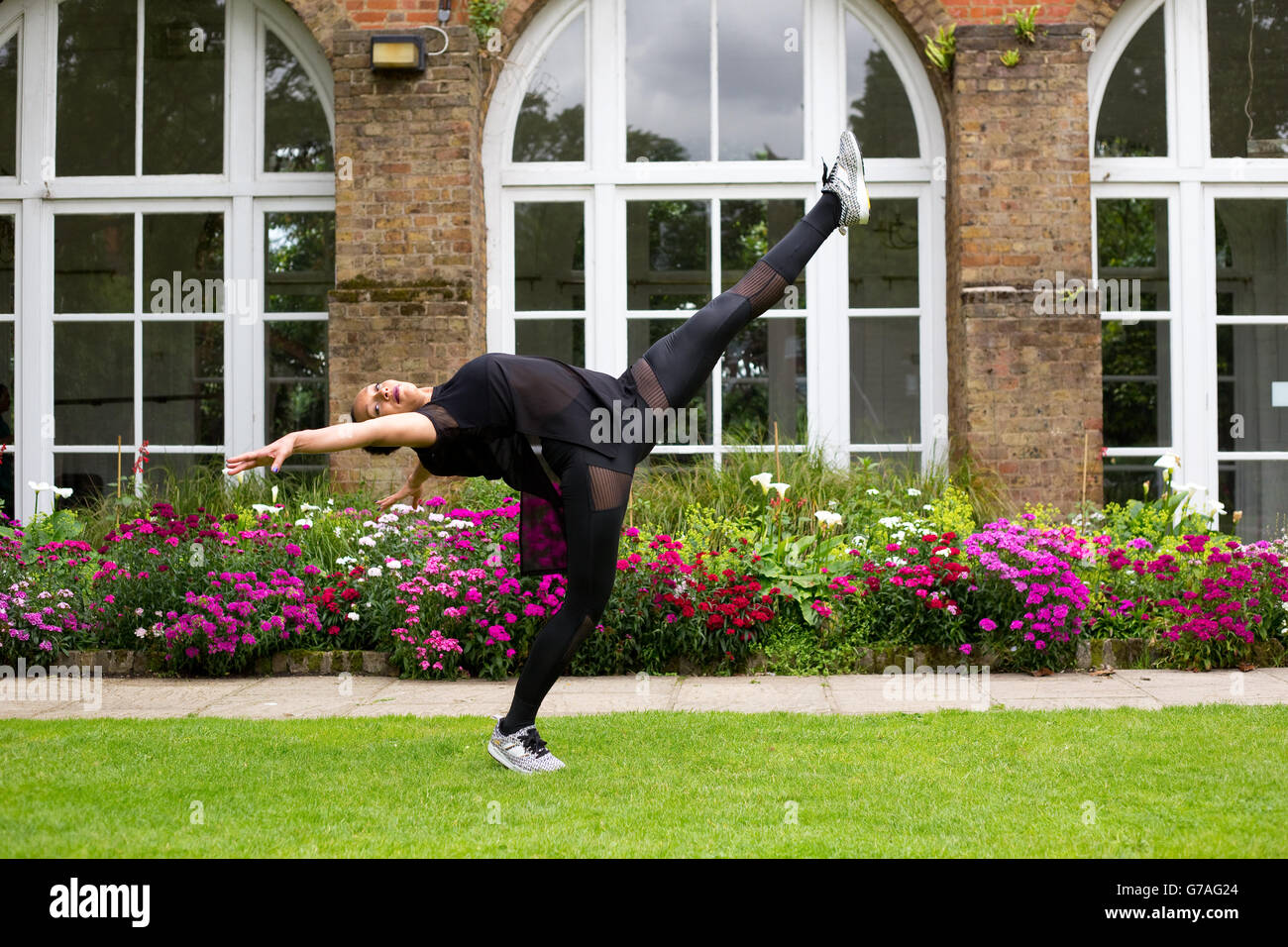 Un ballerino jazz perming un calcio all'aperto Foto Stock