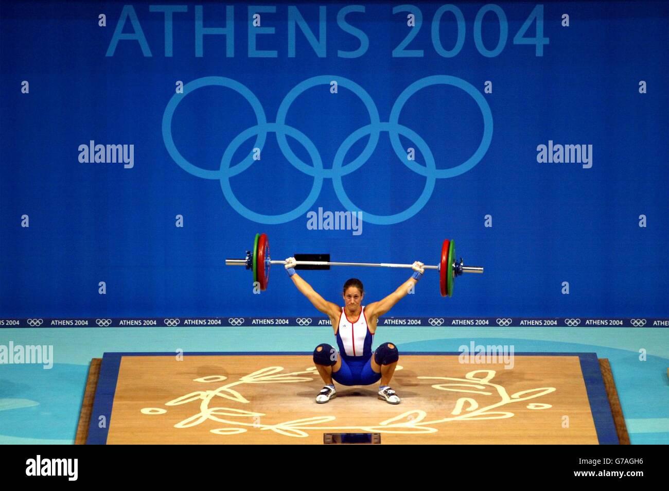 Michaela Breeze della Gran Bretagna in azione durante il concorso femminile di 58 kg alle Olimpiadi di Atene. Foto Stock