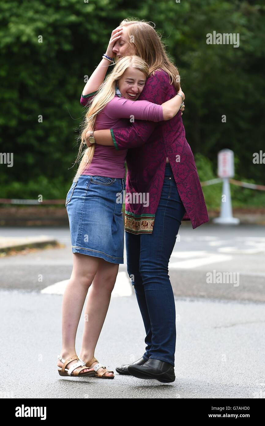 Anastasia Prindezis (a sinistra) e Niamh Deane (a destra) abbraccano mentre celebrano i loro risultati DI LIVELLO A al Worcester Sesto Form College, come le cifre ufficiali mostrano che più A-livelli sono stati consegnati il più alto grado questa estate, ma il tasso complessivo di pass è sceso per la prima volta in più di 30 anni. Foto Stock