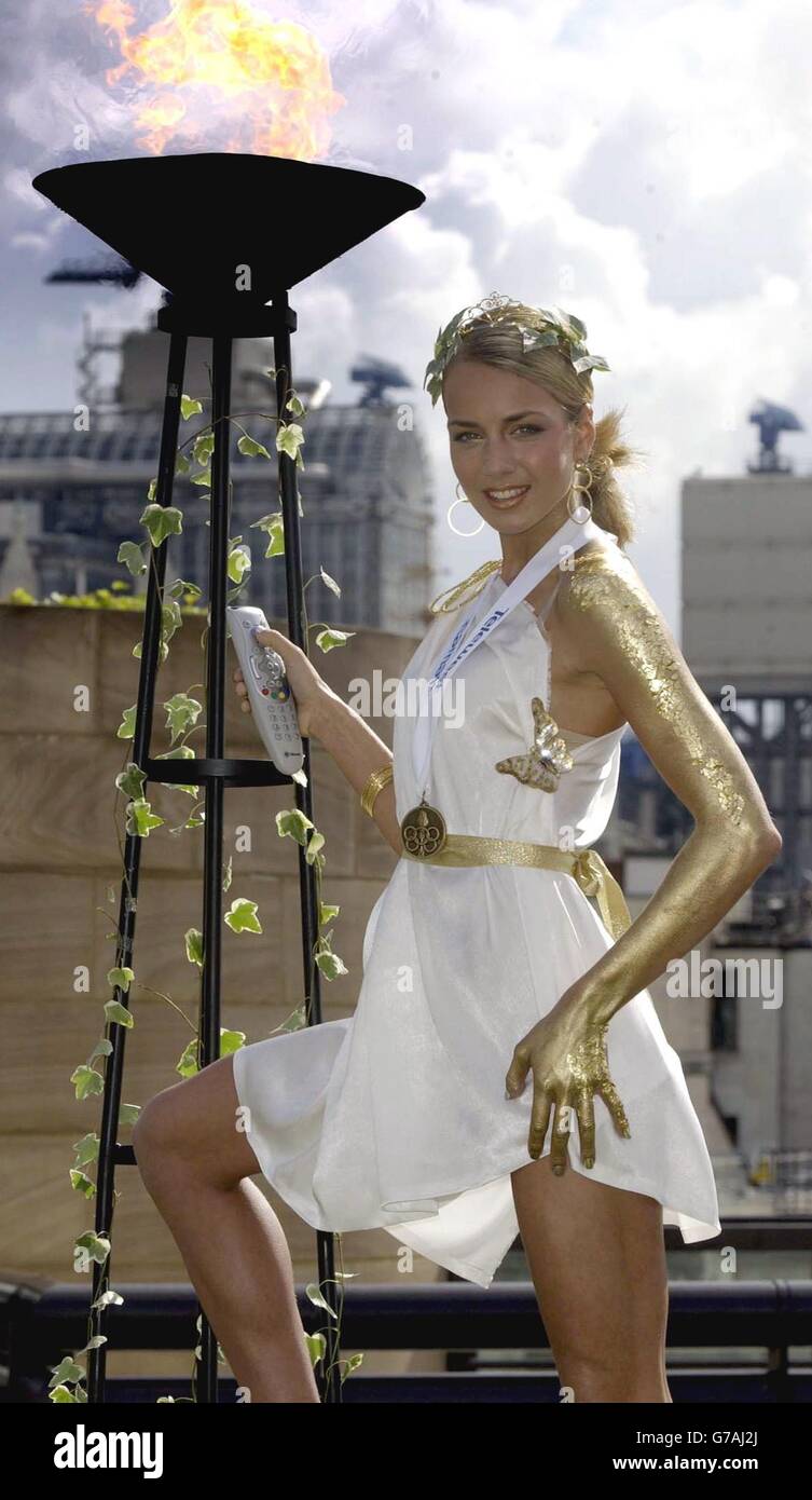 Lady Isabella Hervey pone per i fotografi come dea greca durante il lancio di una nuova offerta da Telewest Broadband al le Coq D'Argent nel centro di Londra. Telewest ha annunciato una nuova offerta digitale, che offre canali Sky a un prezzo inferiore per i propri clienti. Foto Stock