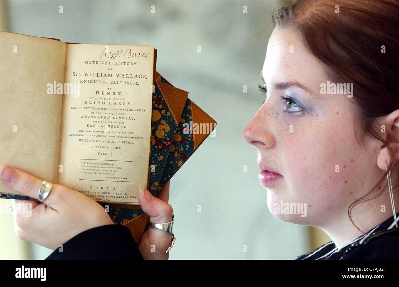 Lo staff di Alex dove a Bonhams guarda la copia di Robert Burns della storia di William Wallace di Blind Harry. Il libro dovrebbe raggiungere più di 5000 e sarà messo all'asta nell'agosto 2004. Foto Stock