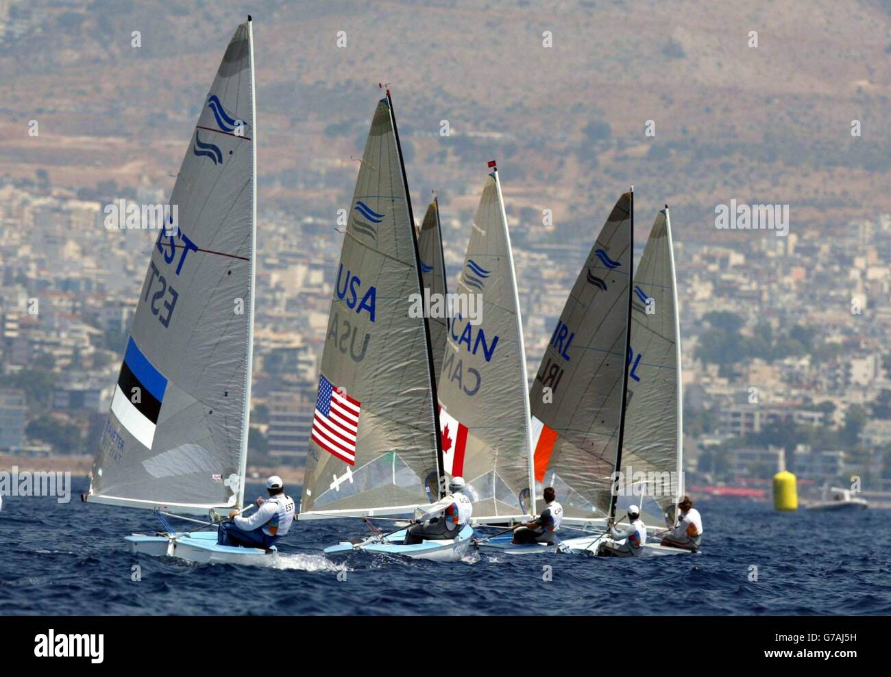 Marinai in classe fin in competizione al largo della costa di Atene durante le Olimpiadi. Foto Stock