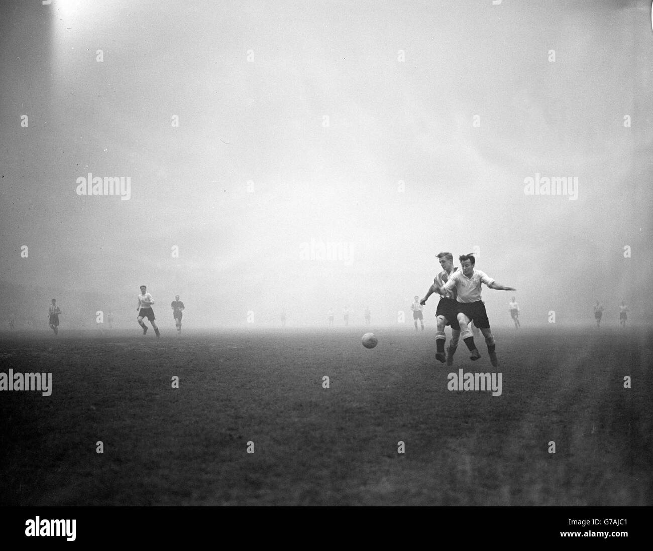 Fulham centro avanti Bedford Jezzard e Brentford centro mezzo Wally Bragg battaglia per la palla. Foto Stock