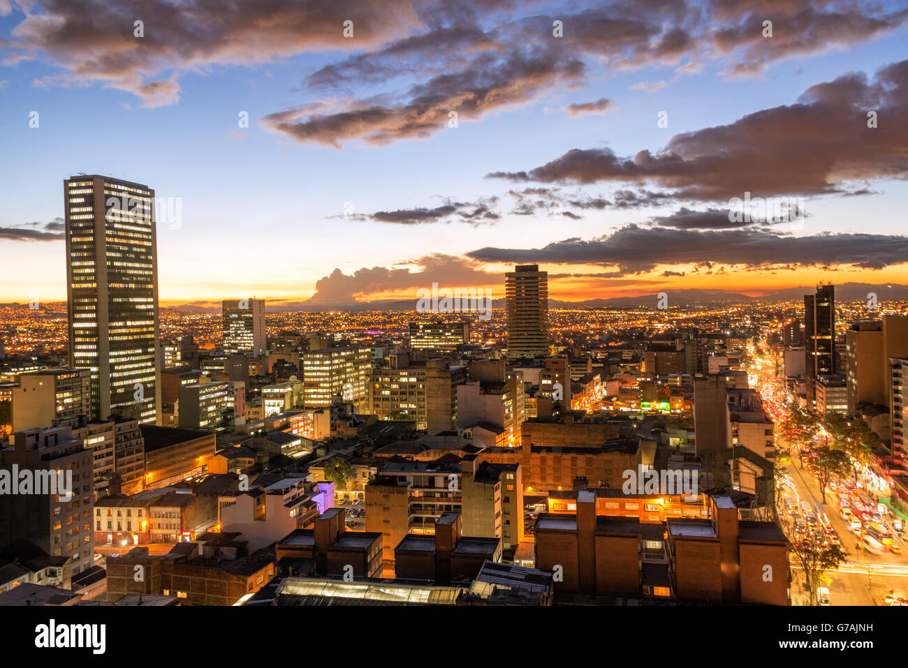 Vista del centro della città di Bogotá, Colombia al crepuscolo Foto Stock