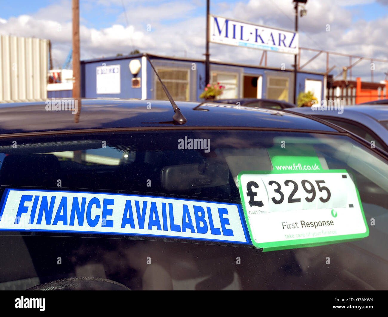 Vista generale della segnaletica presso la vendita di auto usate MIL Karz ad Aveley, Essex Foto Stock