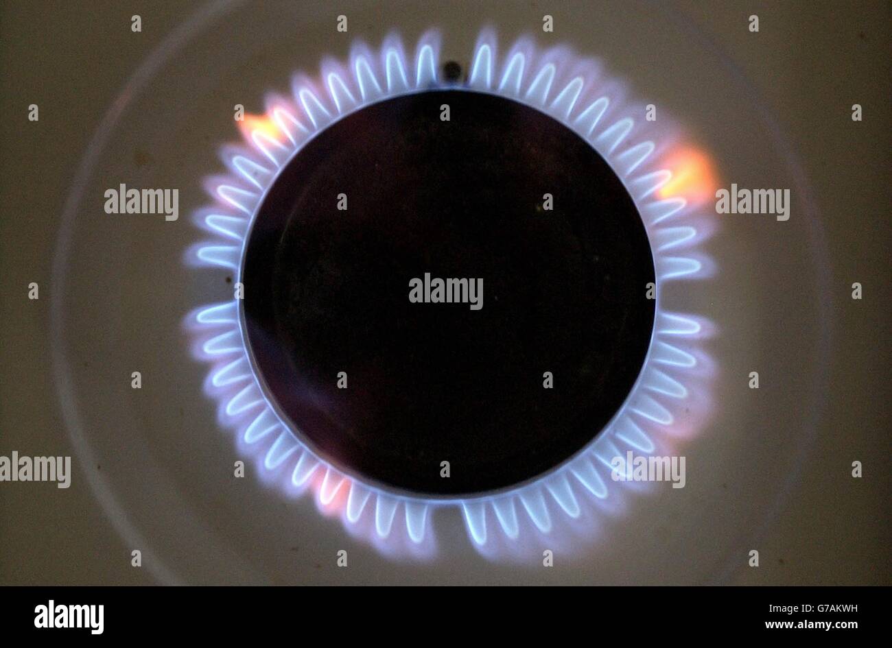 Un anello a gas brucia su un anello in una casa nella parte ovest di Londra. British gas ha annunciato che i loro prezzi aumenteranno quattro volte la quantità di inflazione, dichiarando che i giorni di energia a buon mercato sono passati. Foto Stock