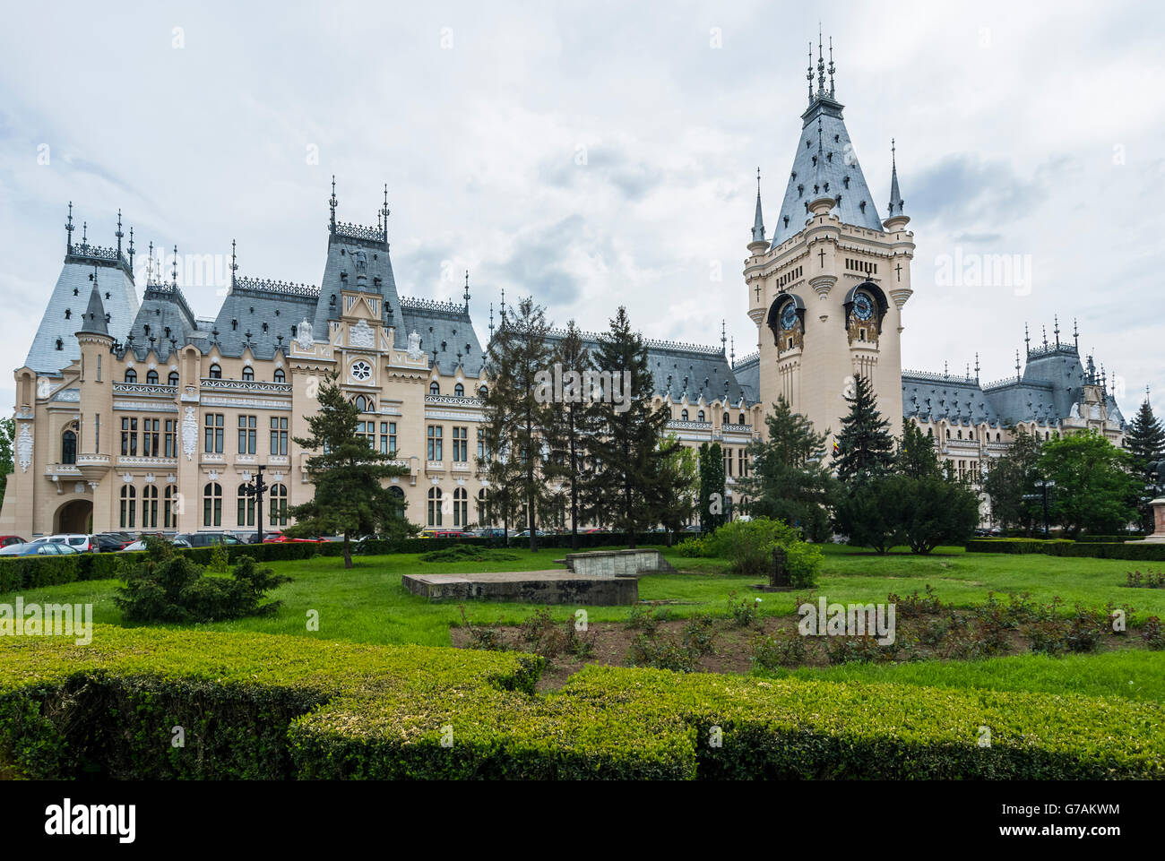 Vista sulla strada del palazzo della cultura, è un edificio di Iasi, Romania. L'edificio servì come Palazzo amministrativo, Palazzo di Justi Foto Stock