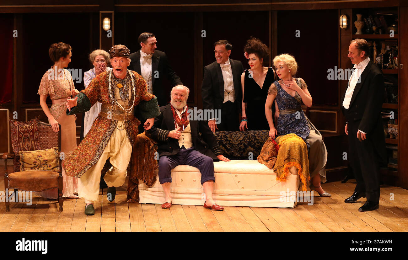 Cast membri durante una prova di vestito di Heartbreak House di Bernard Shaw presso l'Abbey Theatre di Dublino. Foto Stock