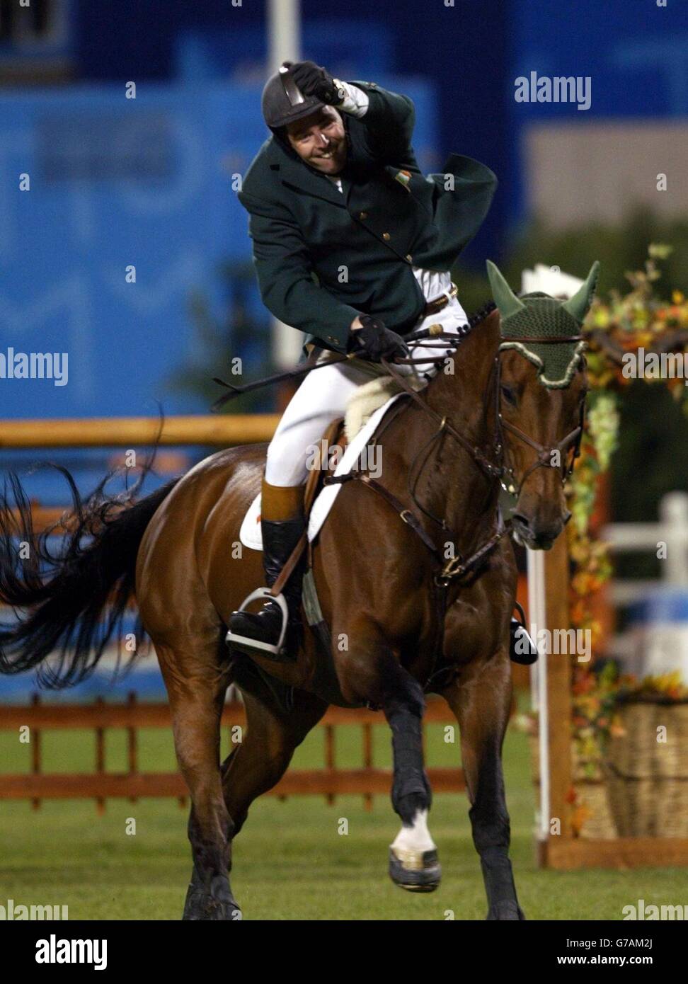 Cian o'Connor d'Irlanda, cavalcando Waterford Crystal, celebra l'oro graffiante nella finale individuale di salto-spettacolo al centro equestre Olimpico vicino Atene in Grecia. Foto Stock