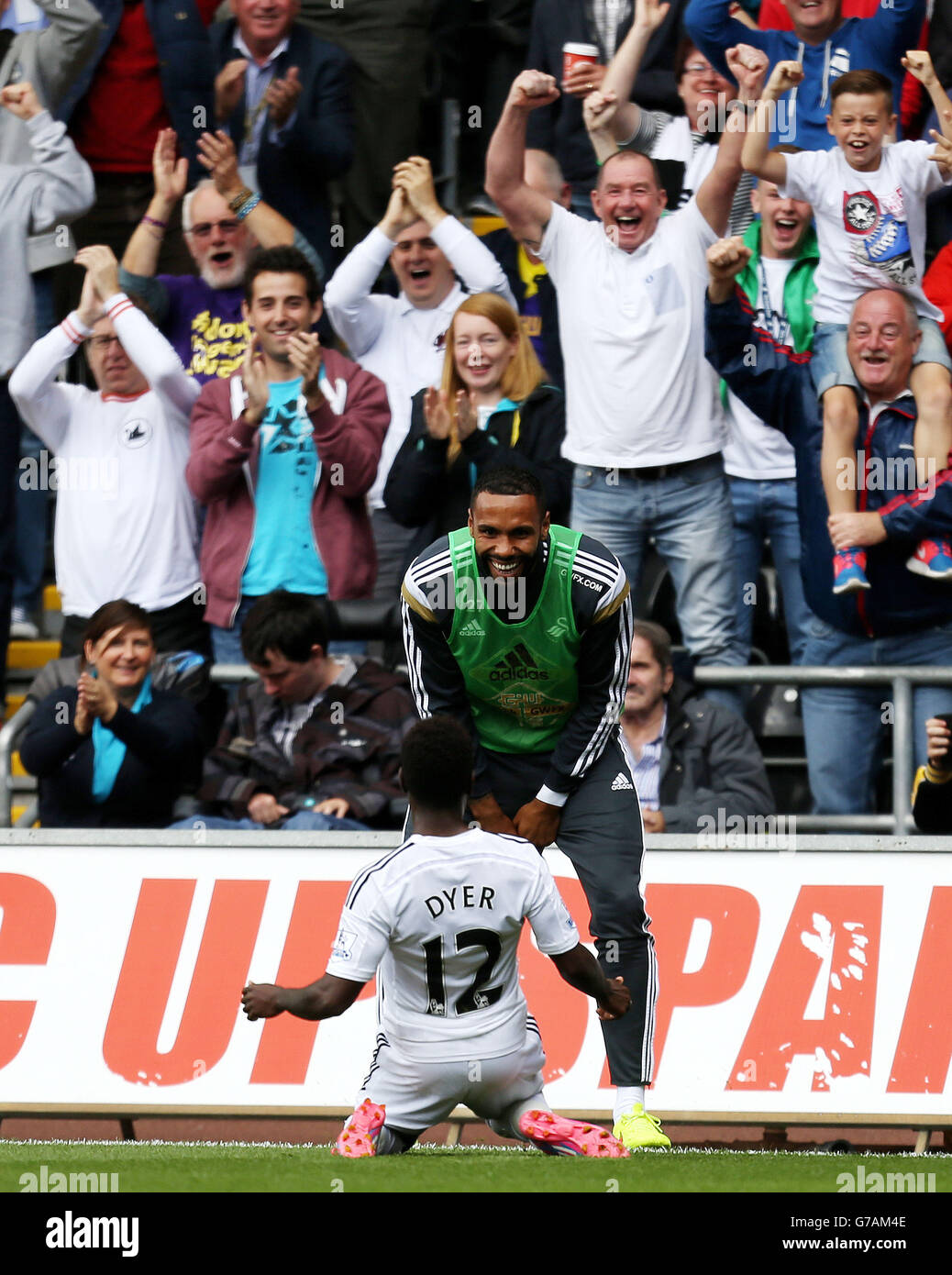Il Nathan Dyer di Swansea City (fronte) celebra il primo gol della partita durante la partita della Barclays Premier League al Liberty Stadium di Swansea. Foto Stock