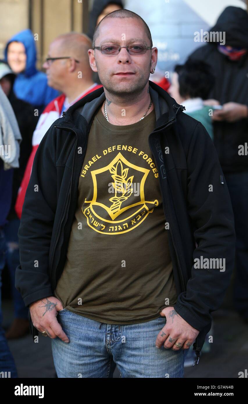 Un protestore pro israeliano indossa una t-shirt IDF mentre il MP George Galloway di RESPECT arriva per dare un discorso alla Ulster Hall di Belfast come parte di un tour di promozione del libro. Foto Stock