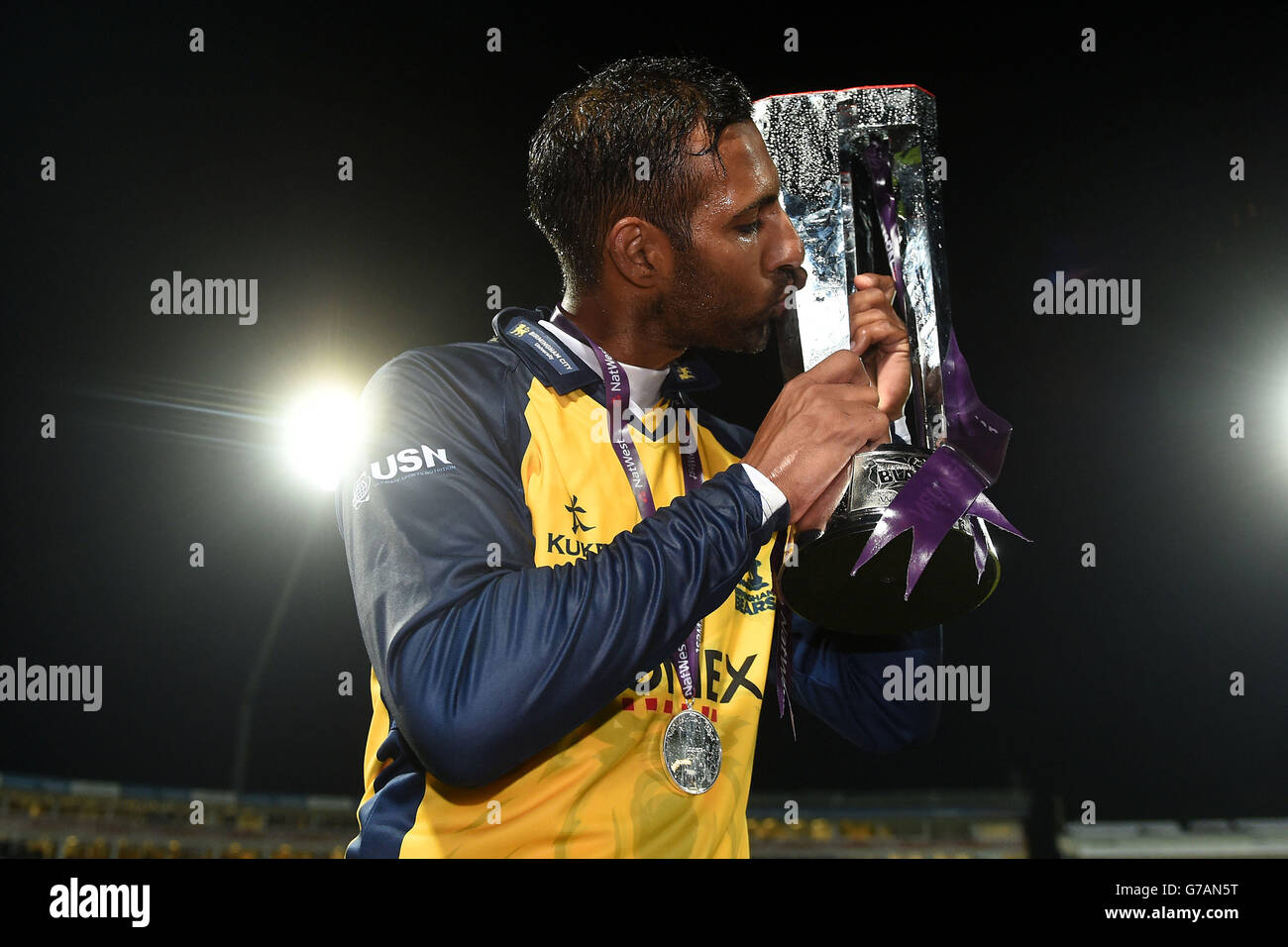 Il capitano degli orsi di Birmingham, Varun Chopra, bacia il trofeo dopo aver vinto la finale di NatWest T20 Blast a Edgbaston, Birmingham. Foto Stock