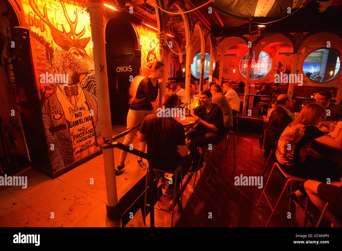MEATLiquor nel centro di Londra, dove servono il loro hamburger chiamato Dead Hippie, ed è uno dei più popolari hamburger bar di Londra. Foto Stock