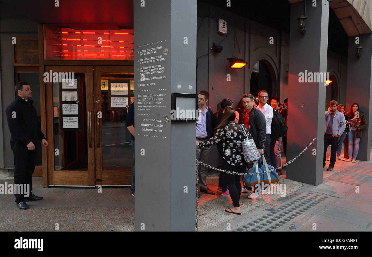 MEATLiquor nel centro di Londra, dove servono il loro hamburger chiamato Dead Hippie, ed è uno dei più popolari hamburger bar di Londra. Foto Stock