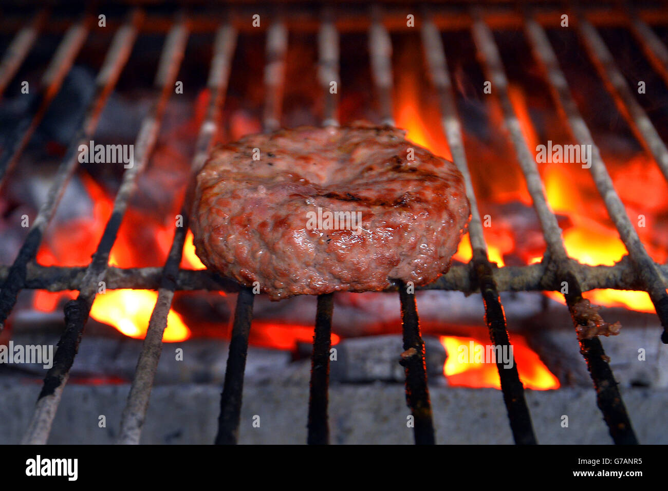 Il Bukowski Burger bar a Boxpark Shoreditch East London, che serve un hamburger Fat Gringo, la polpetta di manzo viene cucinata in un forno a griglia prima di essere guarnita e servita con tre patatine fritte fat, prima del National Burger Day di domani. Foto Stock