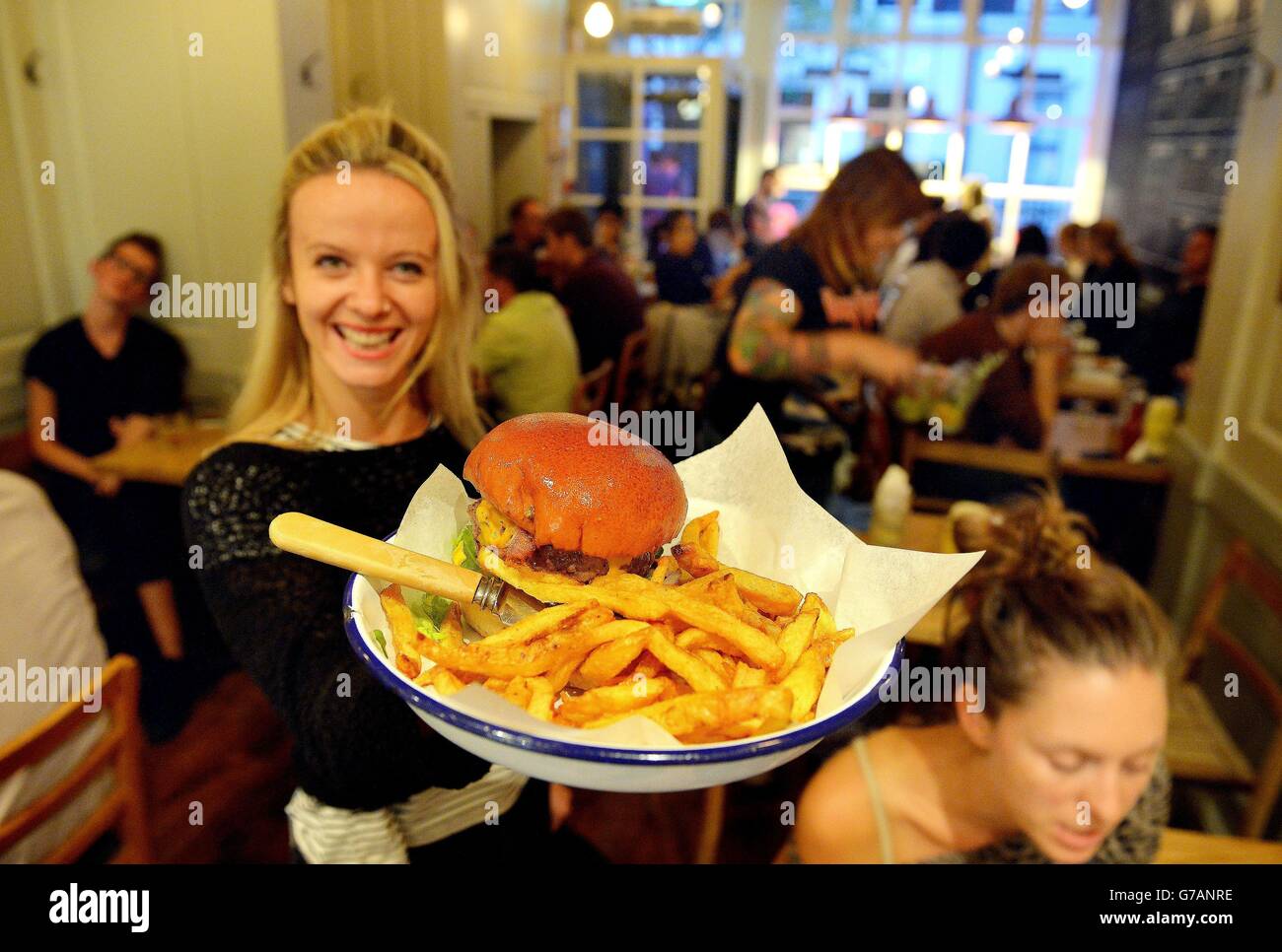 L'onesto Burger Restaurant a Soho, nel centro di Londra, con il suo hamburger più grande e più venduto, il Tribute, un hamburger tradizionale con pancetta, prima del National Burger Day di domani. Foto Stock