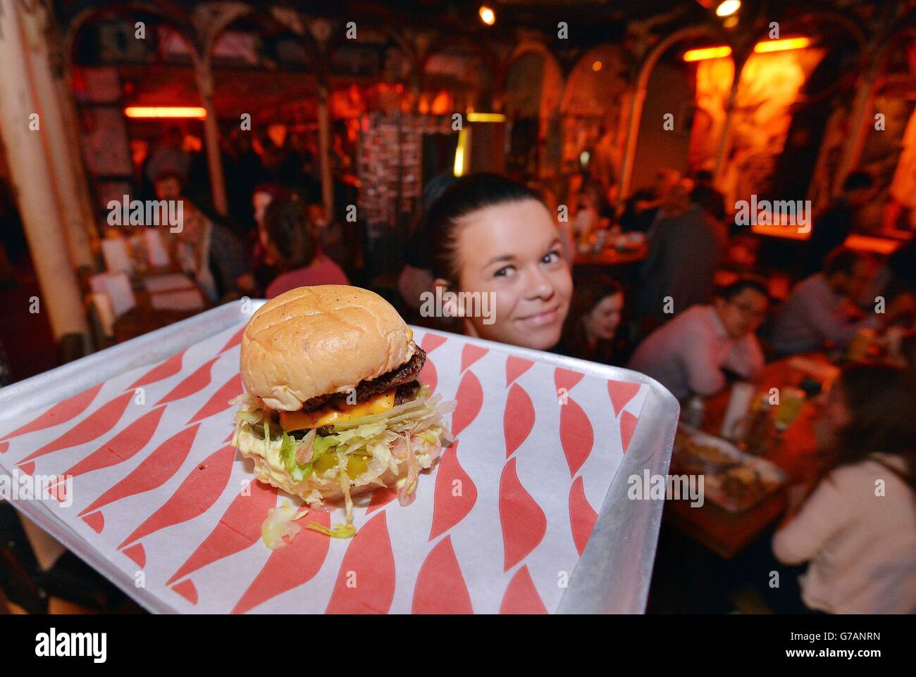 MEATLiquor nel centro di Londra, dove servono il loro hamburger di marca chiamato The Dead Hippie (nella foto), ed è uno dei più popolari hamburger bar di Londra, prima del National Burger Day di domani. Foto Stock