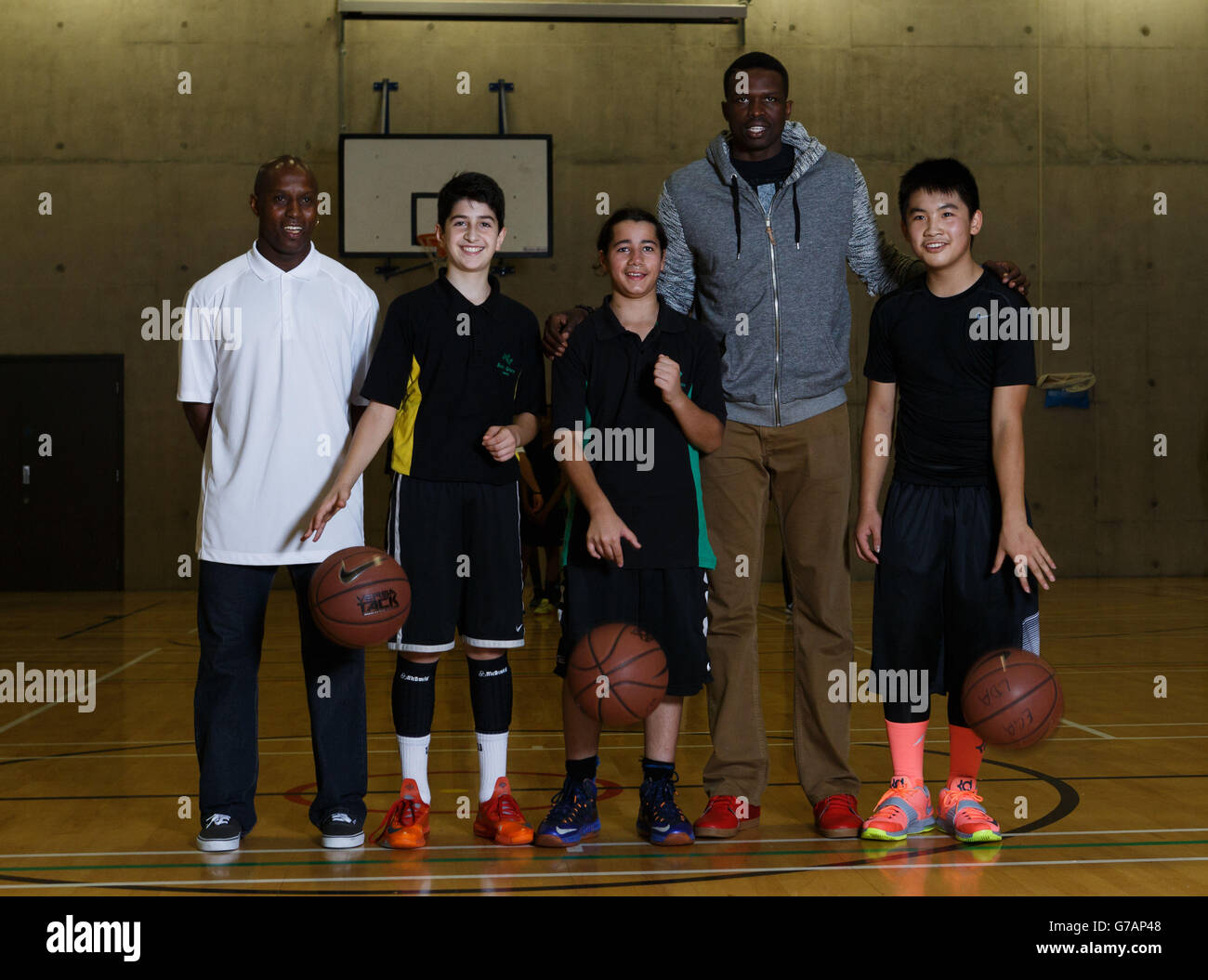 (Sinistra-destra) Coach Ronnie Baker, Leon Neziri, CIAL Taylor, Luol Deng e Chein Huang durante una chiamata alla Evelyn Grace Academy, Londra. Foto Stock