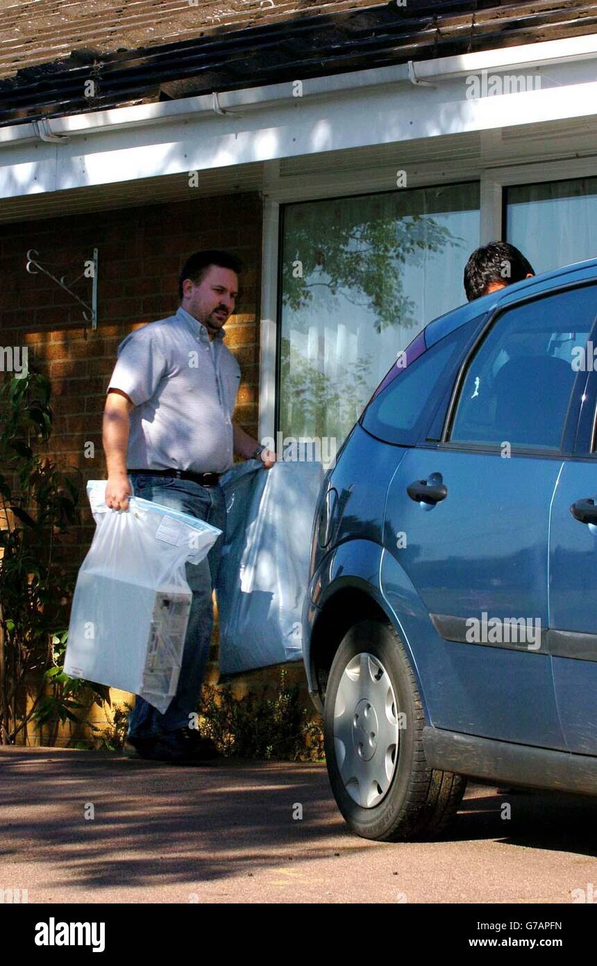 Un computer e una borsa sono rimossi dalla casa del campione jockey Kieren Fallon a Cowlinge, Suffolk, che è stato uno dei tre jockey arrestati dalla polizia, in una sonda per la presunta fissazione di corse di cavalli. Secondo la BBC, anche il campione jockey Fergal, il fantino Darren Williams e l'allenatore Karl Burke sono stati arrestati. Più di 130 agenti di polizia hanno fatto irruzione in 19 indirizzi in Suffolk, North Yorkshire, South Yorkshire e Hertfordshire, e hanno arrestato sospetti per cospirazione contro la frode. Si comprende che le accuse coinvolgono più di 80 razze negli ultimi due anni in tutto il paese. Foto Stock