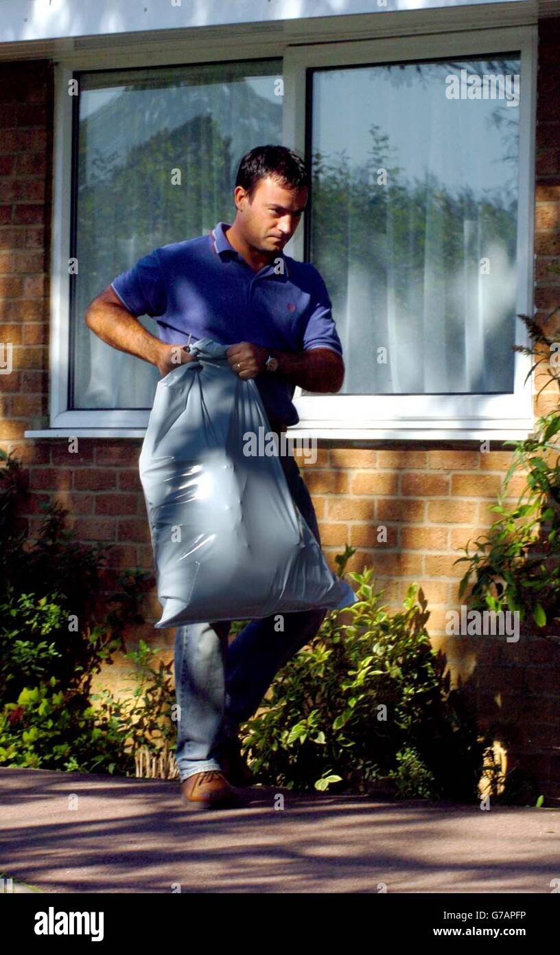 Una borsa viene rimossa dalla casa del campione di jockey Kieren Fallon a Cowlinge, Suffolk, che è stato uno dei tre jockey arrestati dalla polizia, in una prova per la presunta fissazione di corse di cavalli. Secondo la BBC è stato arrestato anche il campione di jockey Fergal, il jockey Darren Williams e l'allenatore Karl Burke. Più di 130 poliziotti hanno razziato 19 indirizzi in Suffolk, North Yorkshire, South Yorkshire e Hertfordshire, e arrestato i sospetti per cospirazione a defraud. Si comprende che le accuse coinvolgono più di 80 gare negli ultimi due anni in tutto il paese. Foto Stock