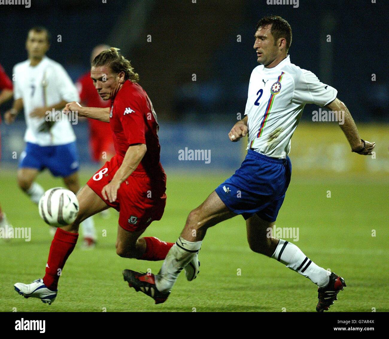 Craig Bellamy del Galles (a sinistra) si allontana dal difensore dell'Azerbaigian Emin Agayev durante il pareggio 1:1 nella partita dei Mondiali europei di qualificazione del Gruppo Six, allo Stadio Repubblicano di Tofik Bakhramov, Baku.. Foto Stock