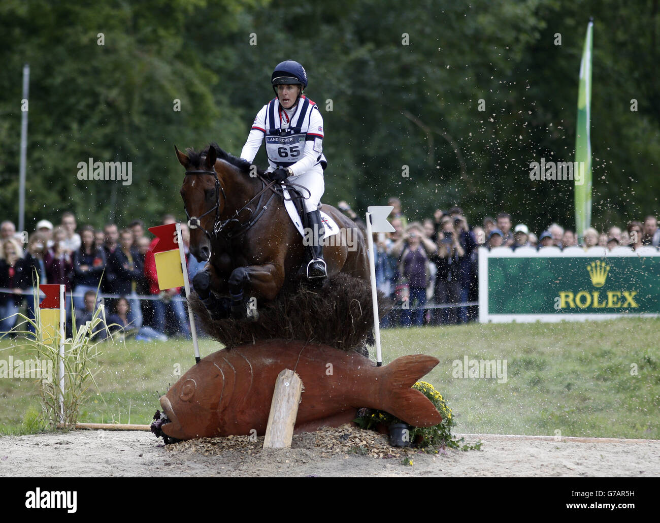 La Gran Bretagna Kristina Cook Riding De Novo News compete nella fase di fondo del concorso Eventing durante il settimo giorno dei Giochi equestri mondiali di Alltech FEI a le pin National Stud, Normandie, Francia. Foto Stock