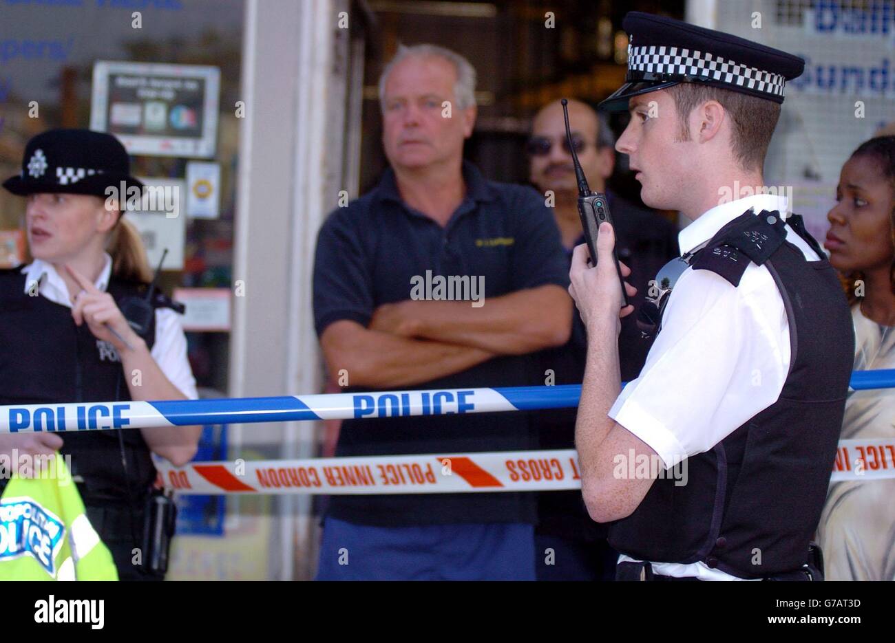 Un poliziotto sulla scena alla stazione di Wood Street, a est di Londra, dopo che un uomo pensava di essere negli anni '60 morì dopo essere stato pugnalato nelle prime ore del mattino. Si pensa che la vittima sia scesa dall'ultimo treno subito dopo mezzanotte, quando è stato attaccato. Foto Stock