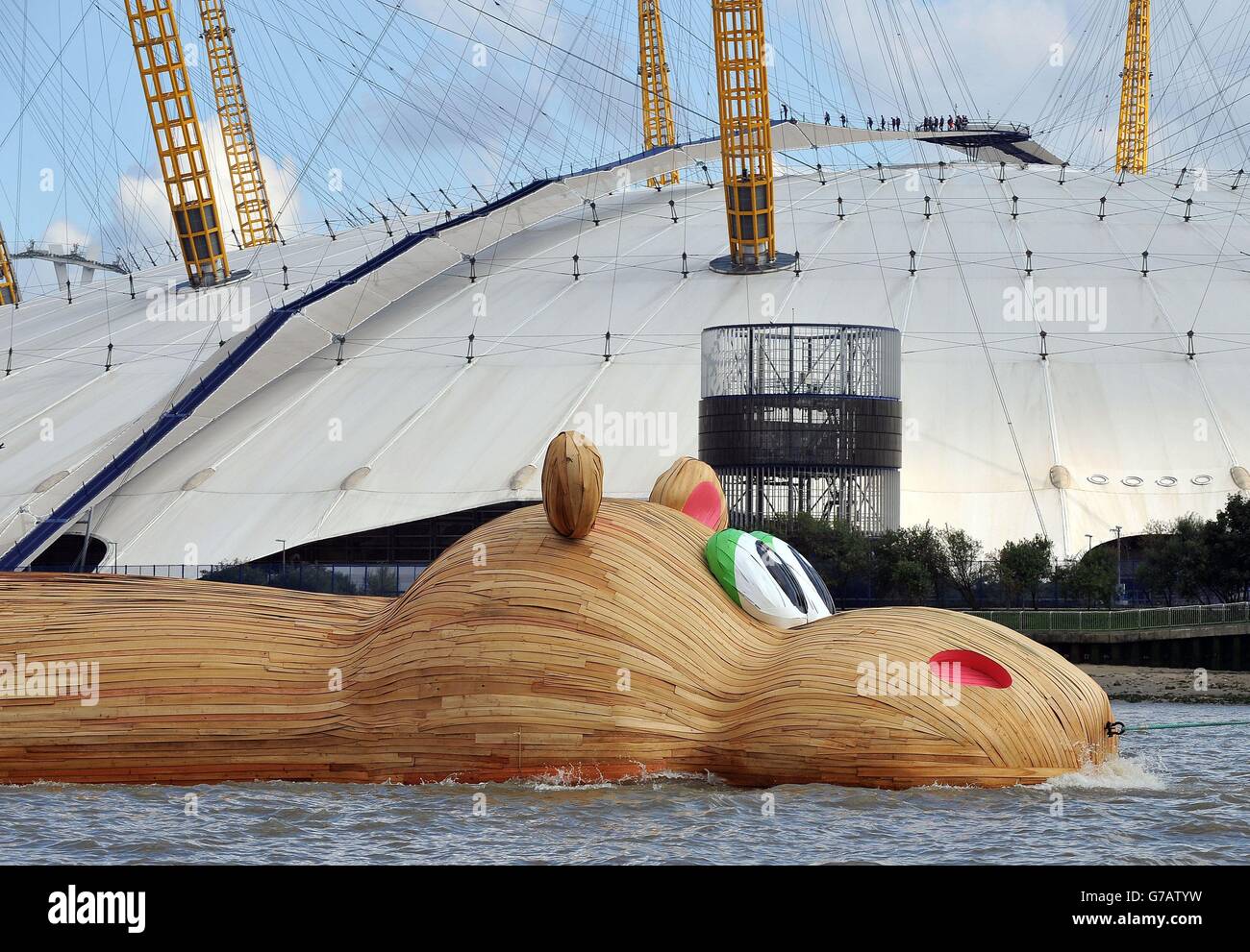 L'artista olandese Florentijn Hofman, la prima commissione britannica di sempre, "Hippopotames", è trainato lungo il Tamigi, passando per l'O2 Arena a nord di Greenwich, dal suo sito di costruzione a Royal Docks fino alla sua posizione finale a Nine Elms sulla South Bank. Foto Stock