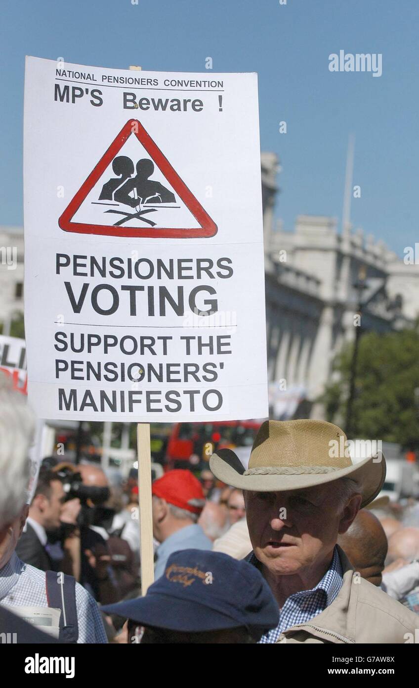 Oggi più di 1,000 pensionati hanno marciato sul Parlamento per promuovere un aumento delle pensioni statali e una migliore assistenza agli anziani. L'evento è stato organizzato dalla Convenzione Nazionale dei pensionati per esprimere il potere di questi 'voti grigi' in preda ad una possibile elezione Generale. Foto Stock
