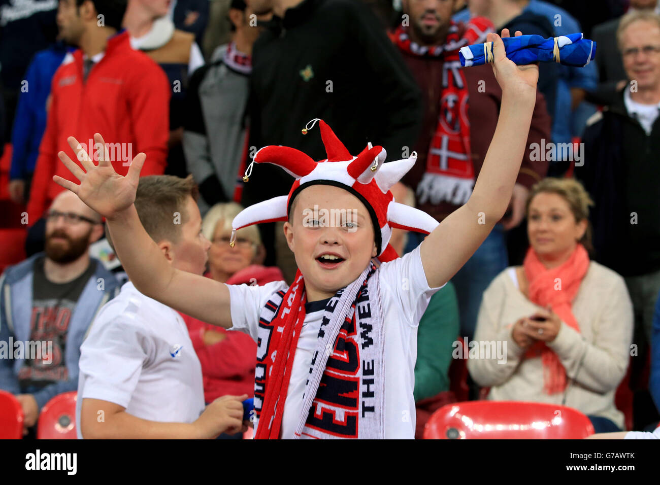 Calcio - Internazionale amichevole - Inghilterra / Norvegia - Stadio di Wembley. Un fan di Young England mostra il suo supporto negli stand prima del gioco Foto Stock