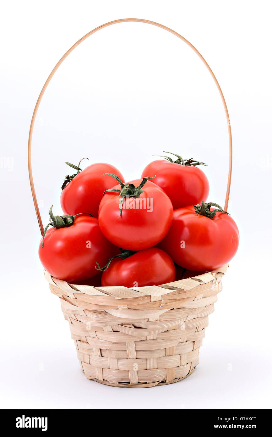 Pomodori wattled nel cesto di legno su sfondo bianco Foto Stock