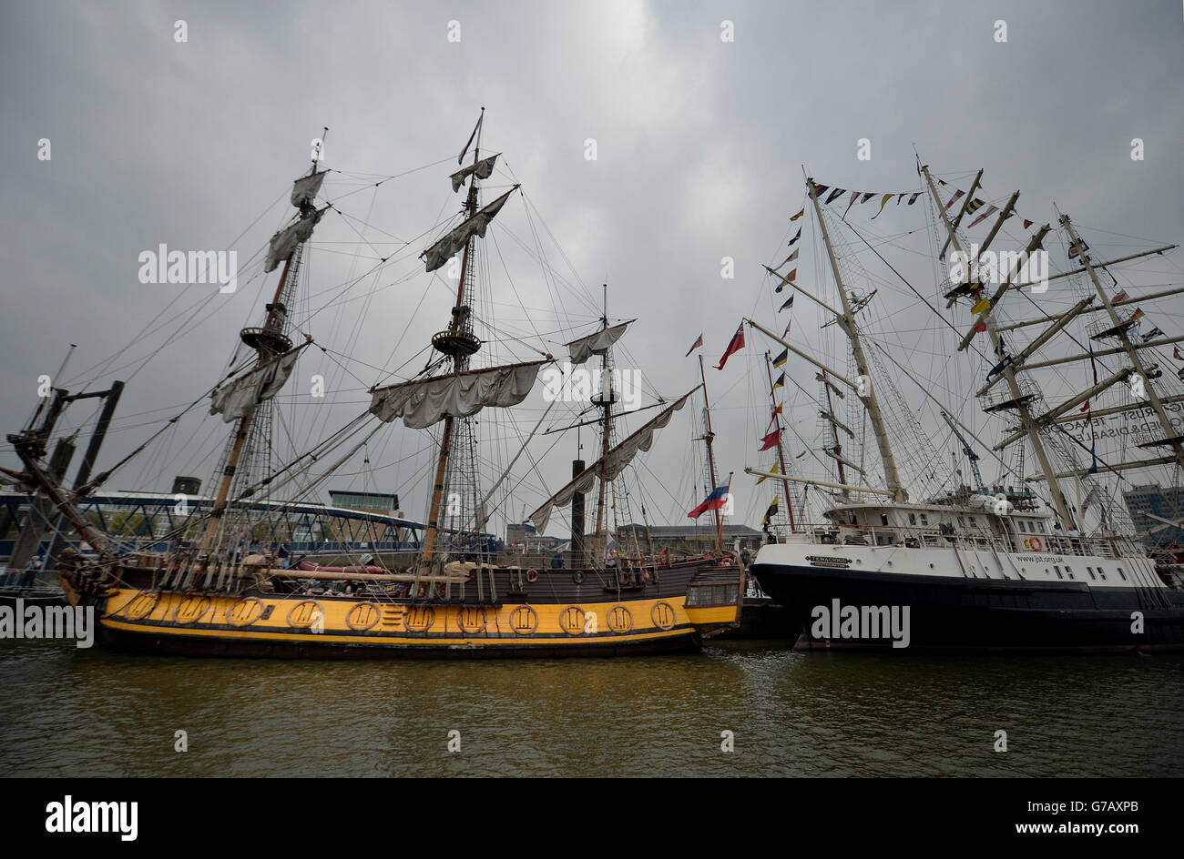 Le navi Tall sono ormeggiate accanto al molo di Woolwich durante il Royal Greenwich Tall Ships Festival, Londra. Foto Stock