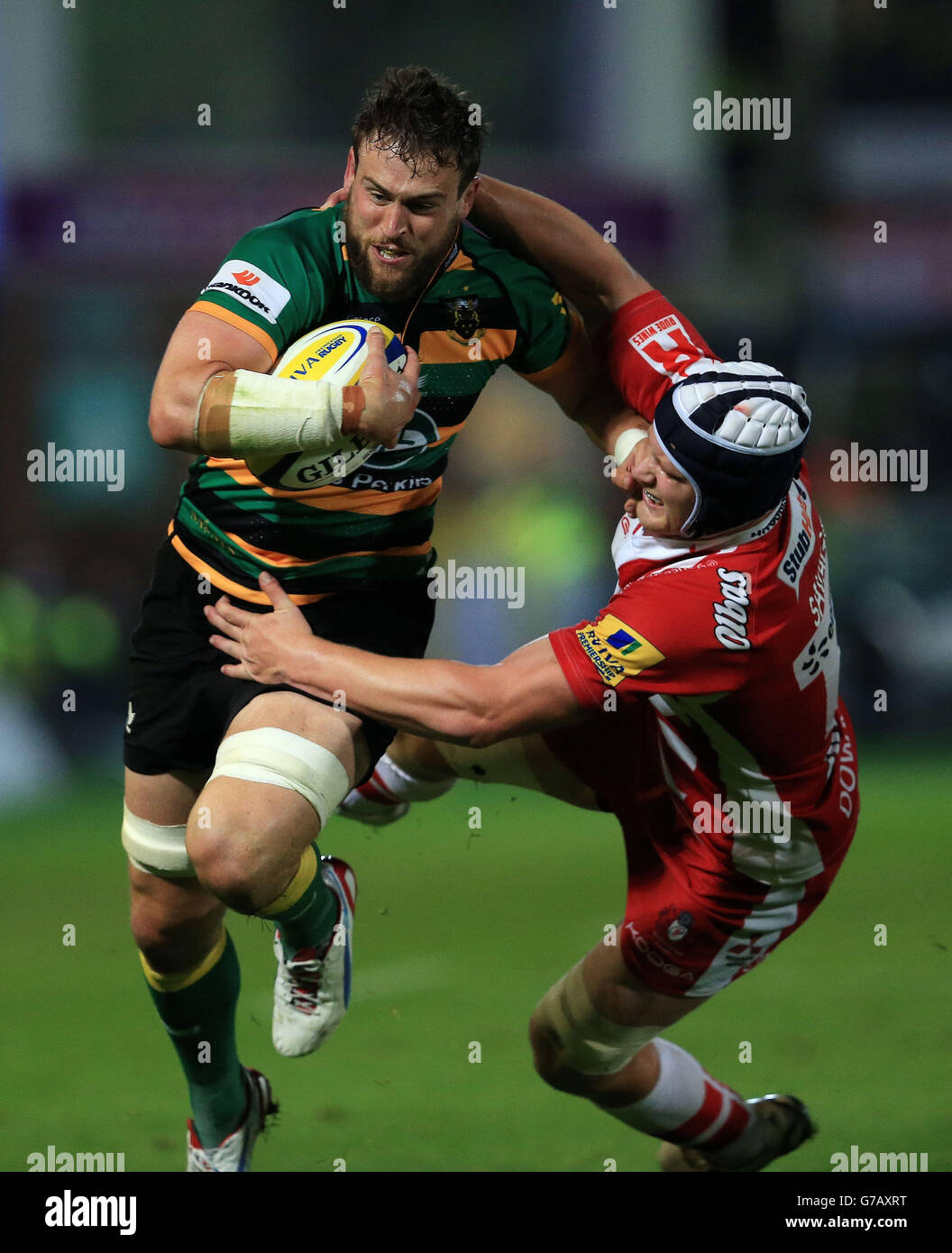 Rugby Union - Aviva Premiership - Northampton Saints / Gloucester Rugby - Franklins Gardens. Il Jon Fisher di Northampton viene affrontato da Tom Savage di Gloucester durante la partita Aviva Premiership presso i Franklins Gardens di Northampon. Foto Stock