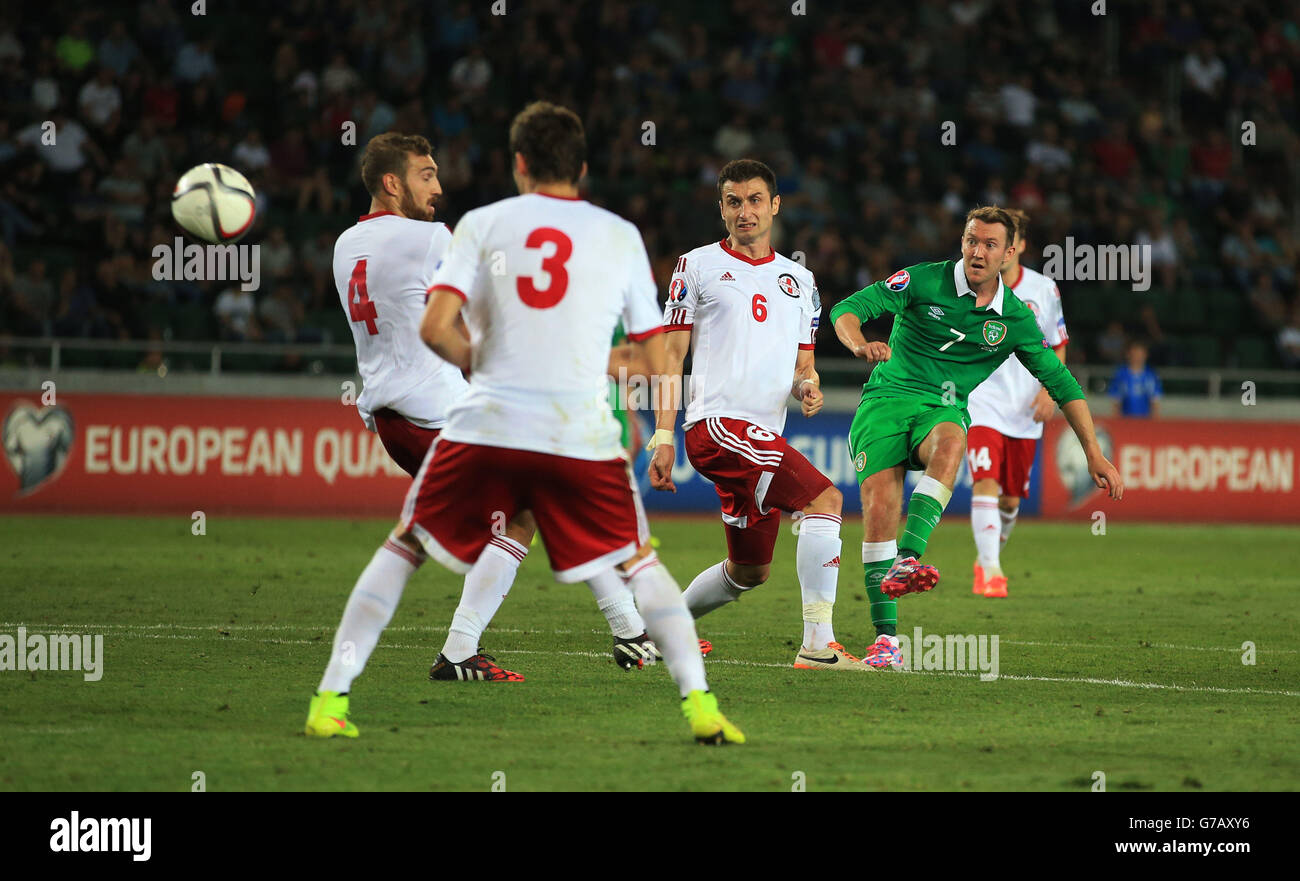 L'irlandese Aiden McGeady segna il secondo goal al al fianco della UEFA Euro 2016 Qualificing, Group D alla Boris Paichadze Dinamo Arena di Tbilisi. Foto Stock