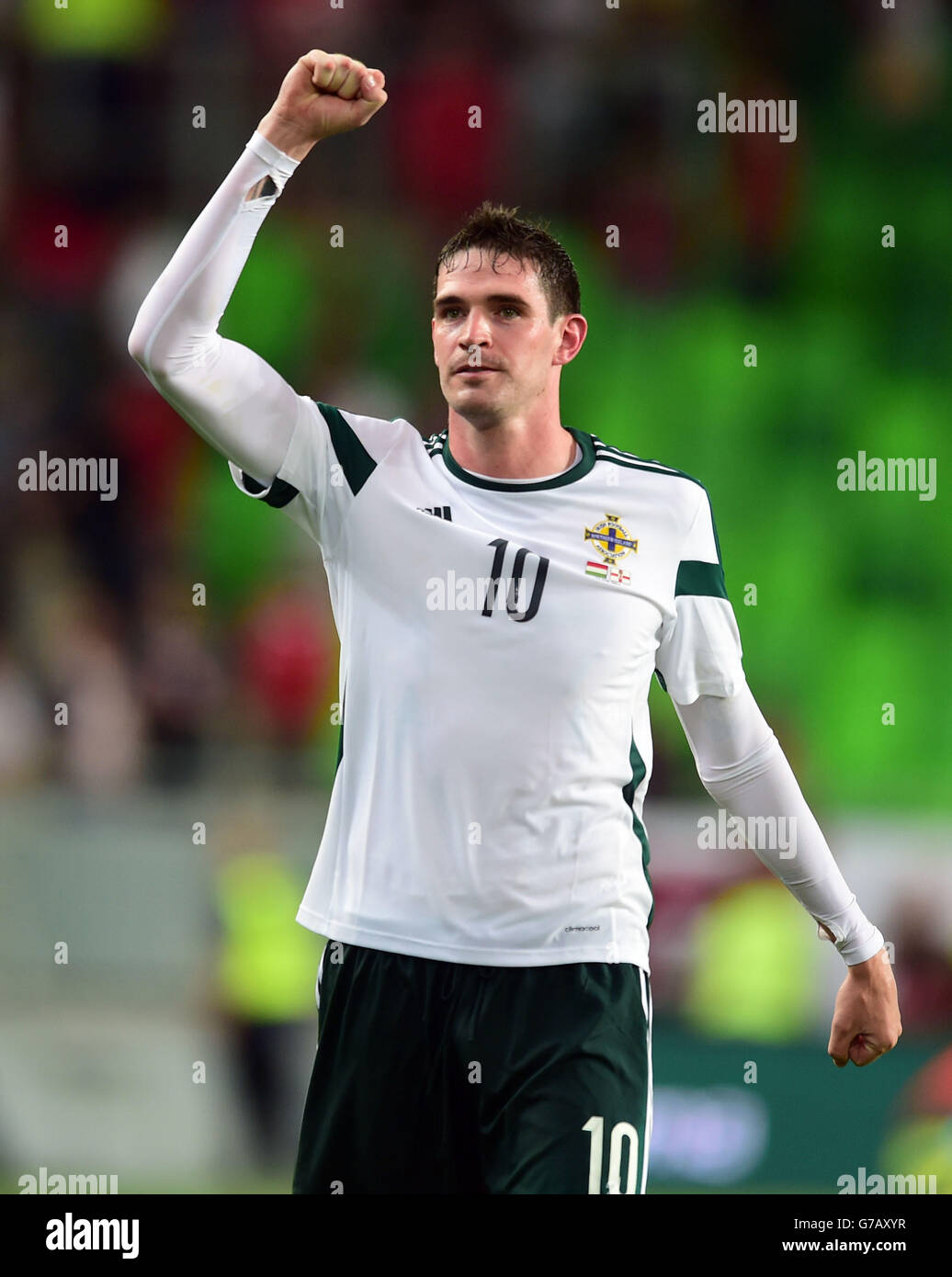 Kyle Lafferty dell'Irlanda del Nord festeggia alla fine della partita durante la partita di qualificazione UEFA euro 2016, del Gruppo F all'Albert Florian Stadium di Budapest. Foto Stock