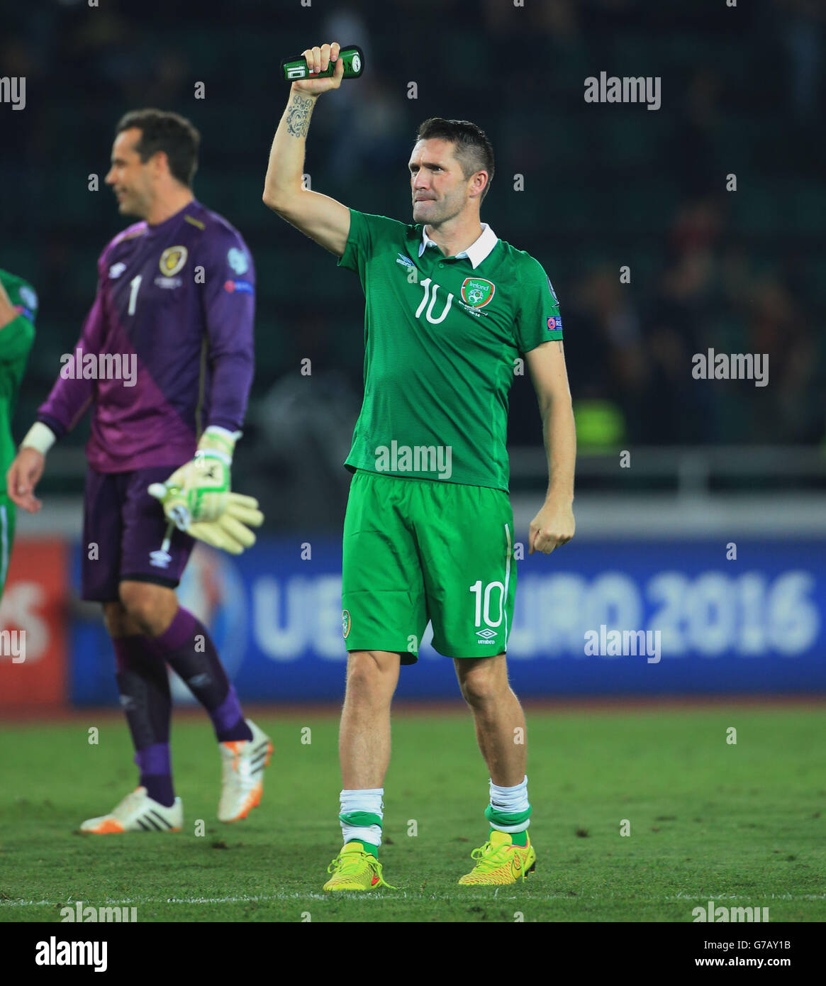 Il capitano della Repubblica d'Irlanda Robbie Keane festeggia con i tifosi dopo la partita di qualificazione UEFA euro 2016, del Gruppo D alla Boris Paichadze Dinamo Arena di Tbilisi. Foto Stock
