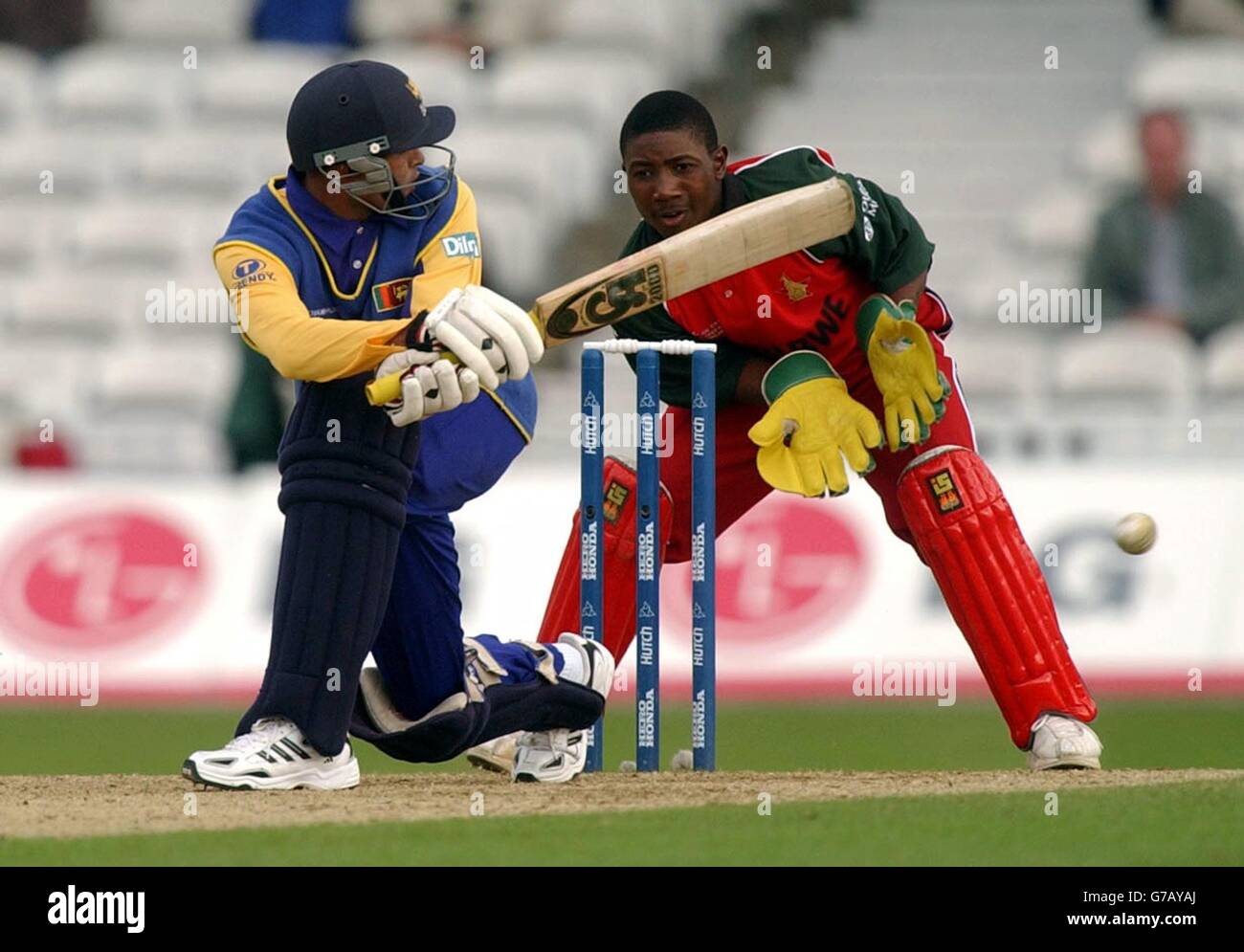 SOLO PER USO EDITORIALE. NESSUN UTILIZZO DEL TELEFONO CELLULARE. Tillacaratne Dilshan dello Sri Lanka aggancia una palla oltre la Tatenda Taibu durante la partita del Trofeo dei campioni ICC tra lo Sri Lanka e lo Zimbabwe, all'Oval di Londra. Foto Stock